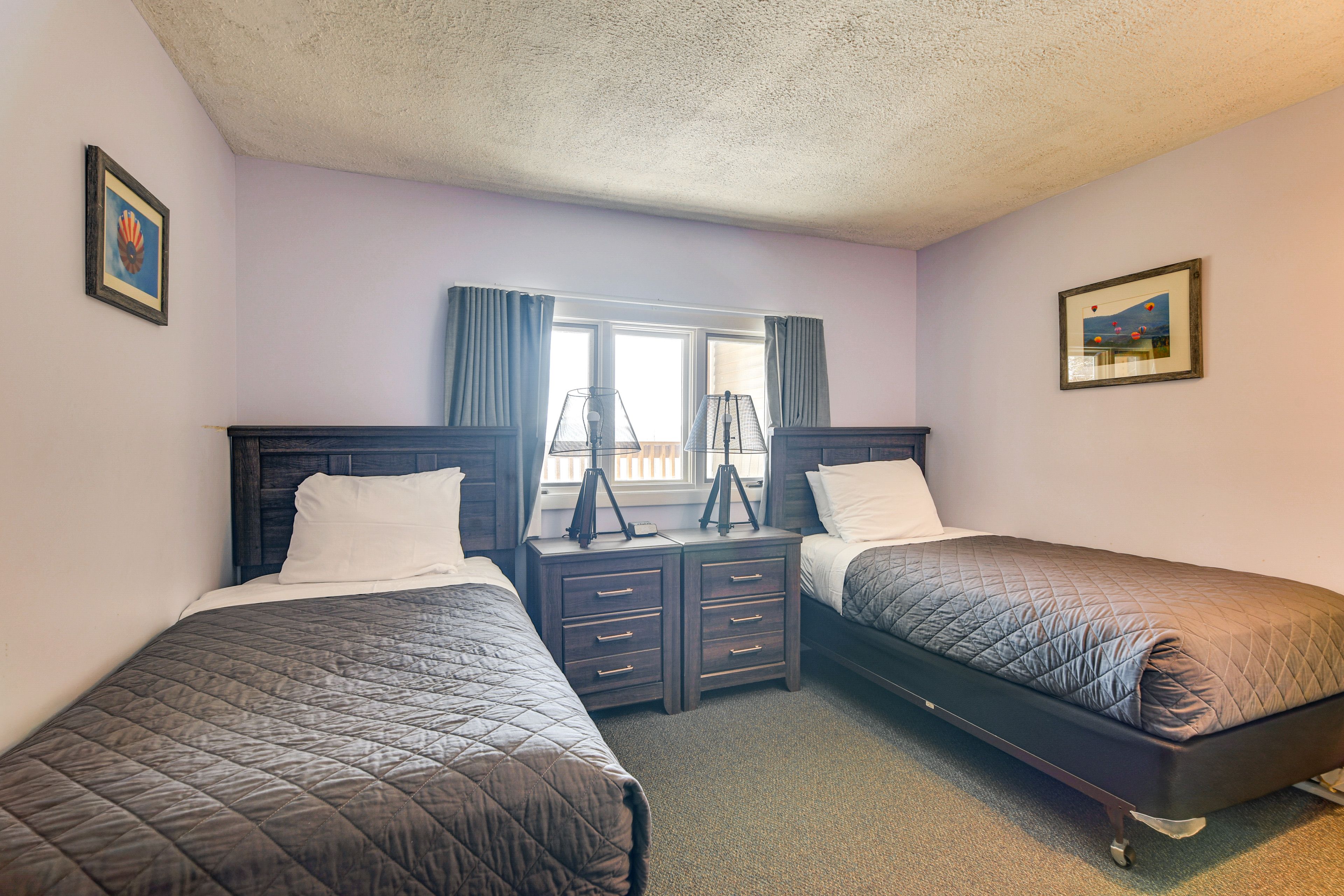 Bedroom 2 | 2 Twin Beds | Smart TV