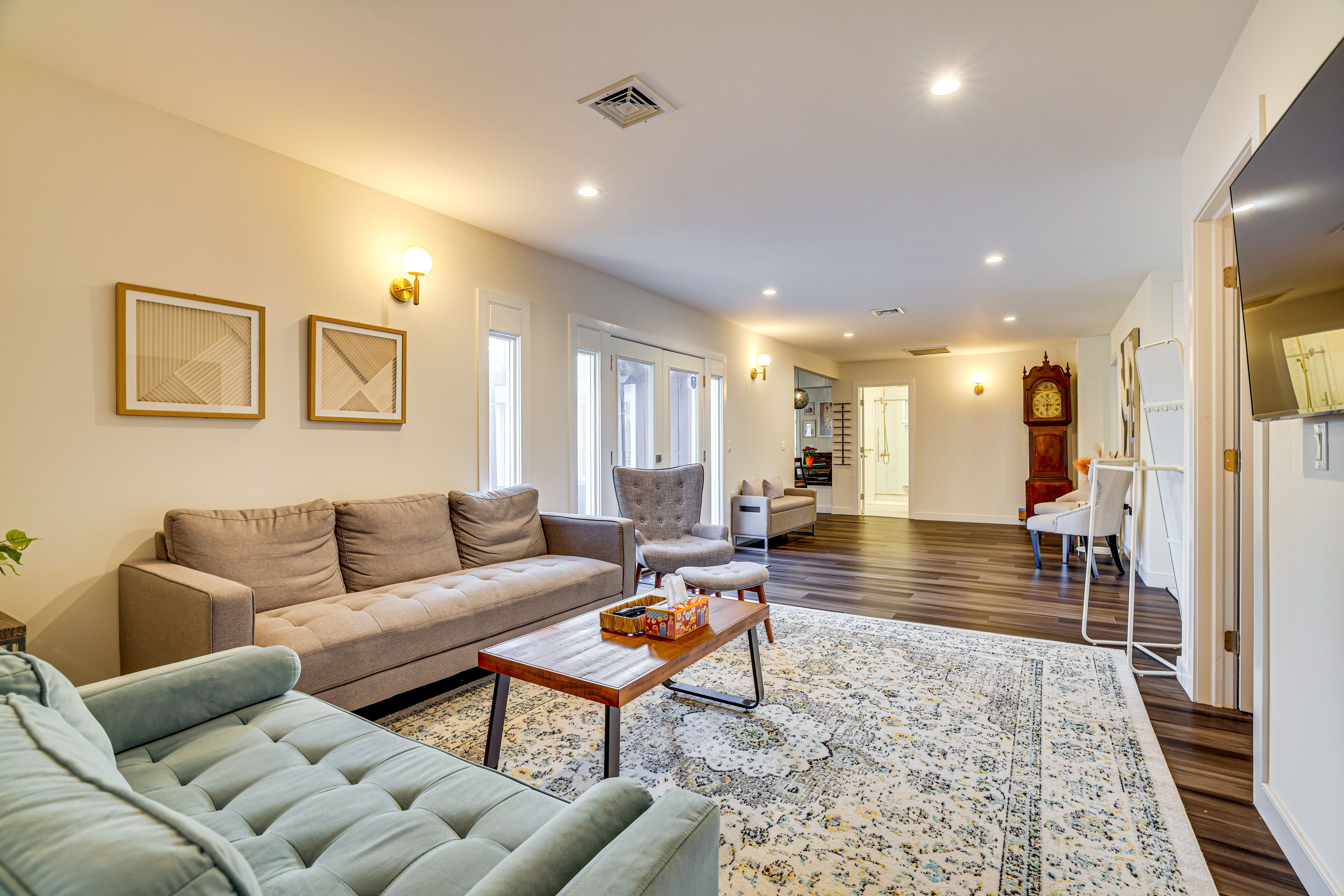 Living Room | Free WiFi | Central A/C & Heat | Smart TV