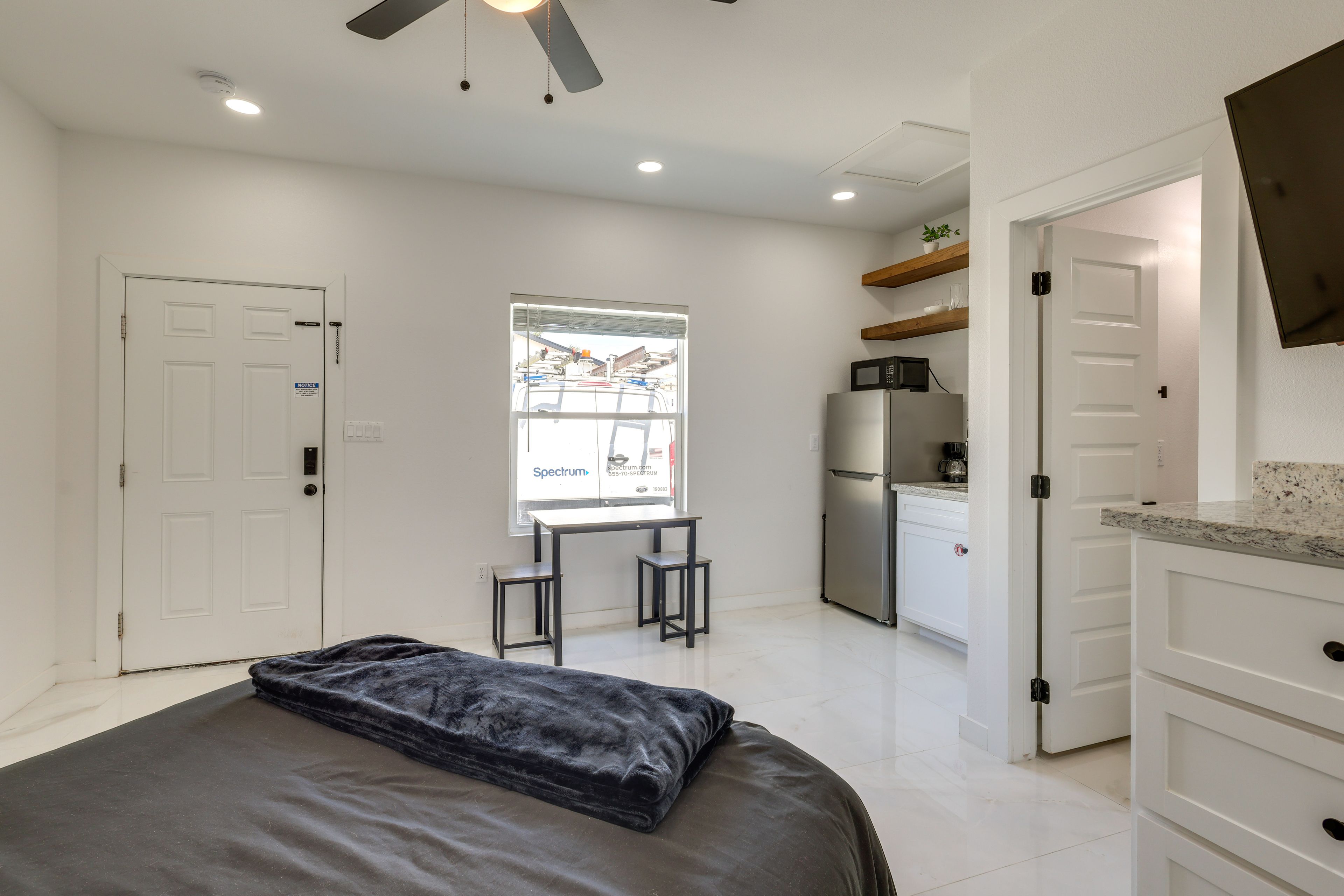 Kitchenette | Dining Table