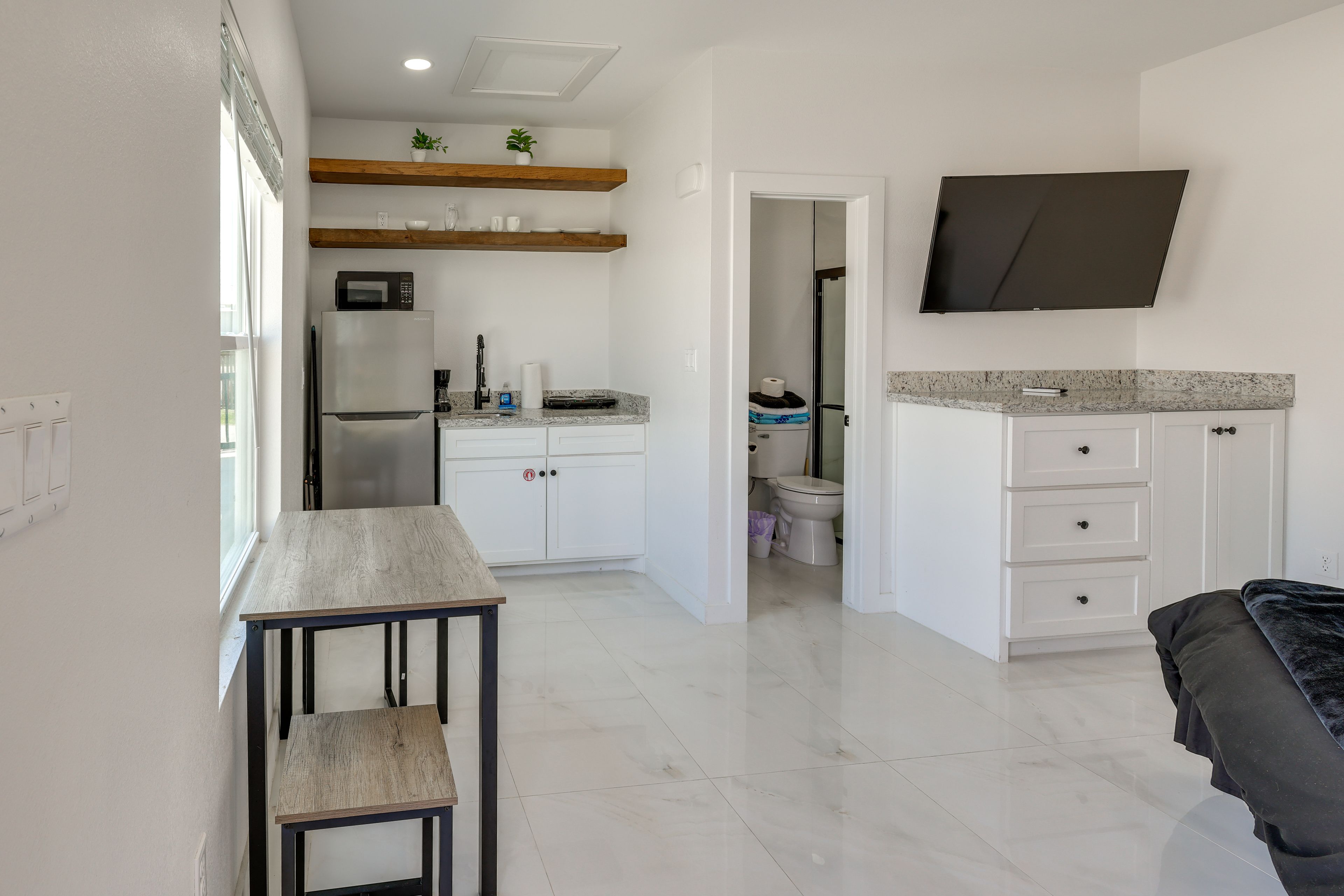 Dining Area | Dishware/Flatware Provided