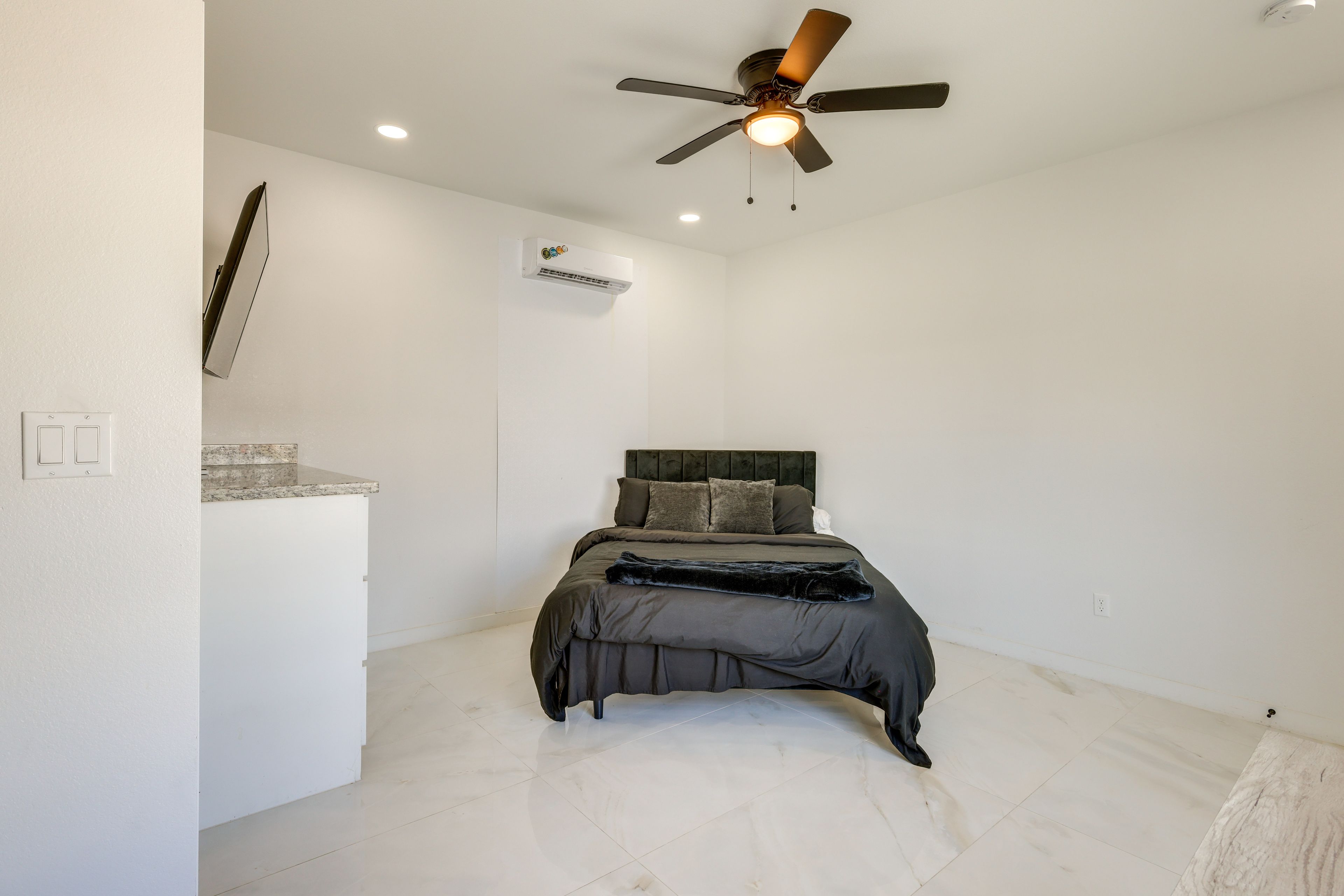 Studio | Queen Bed | Smart TV