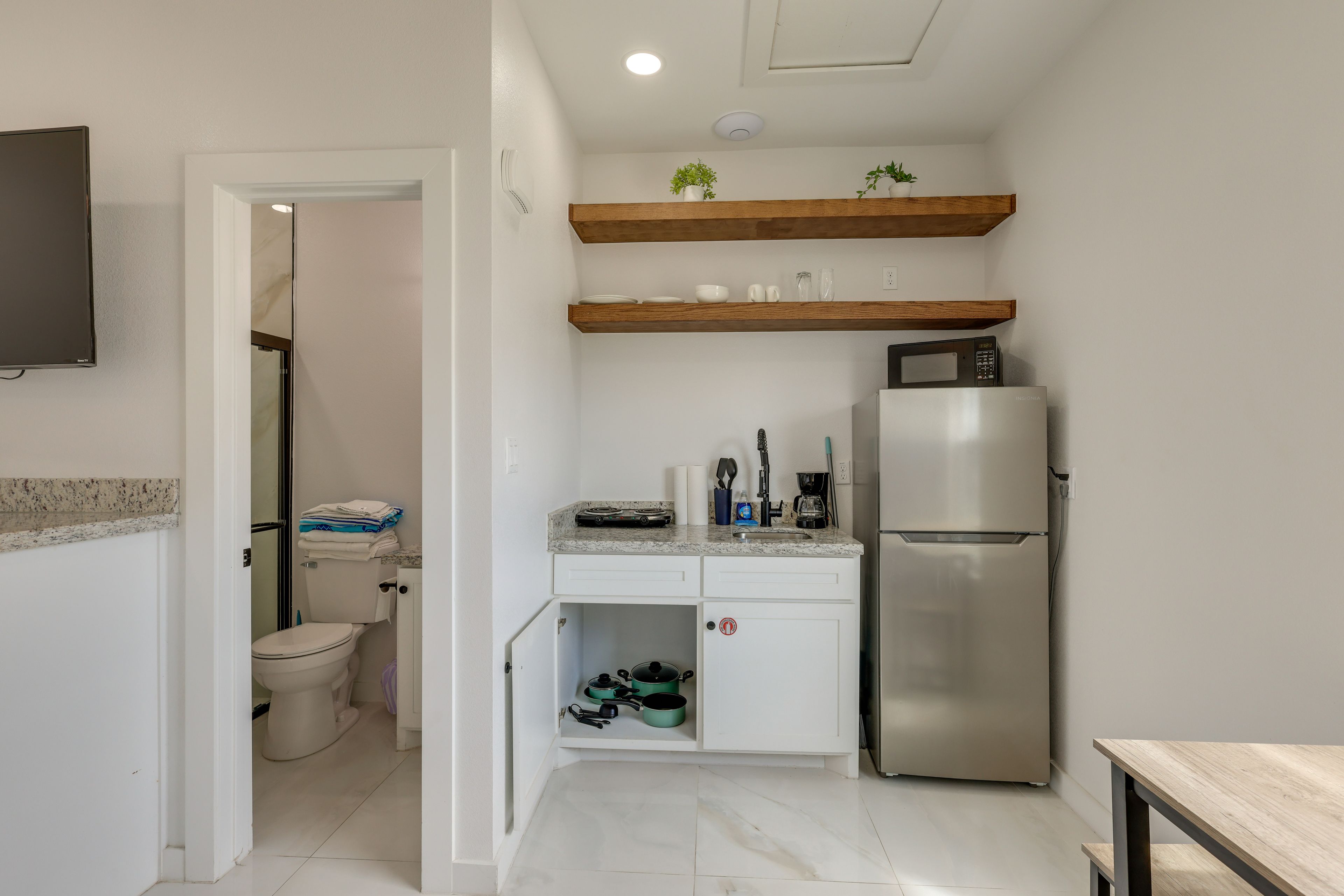 Kitchenette | Hot Plate | Toaster