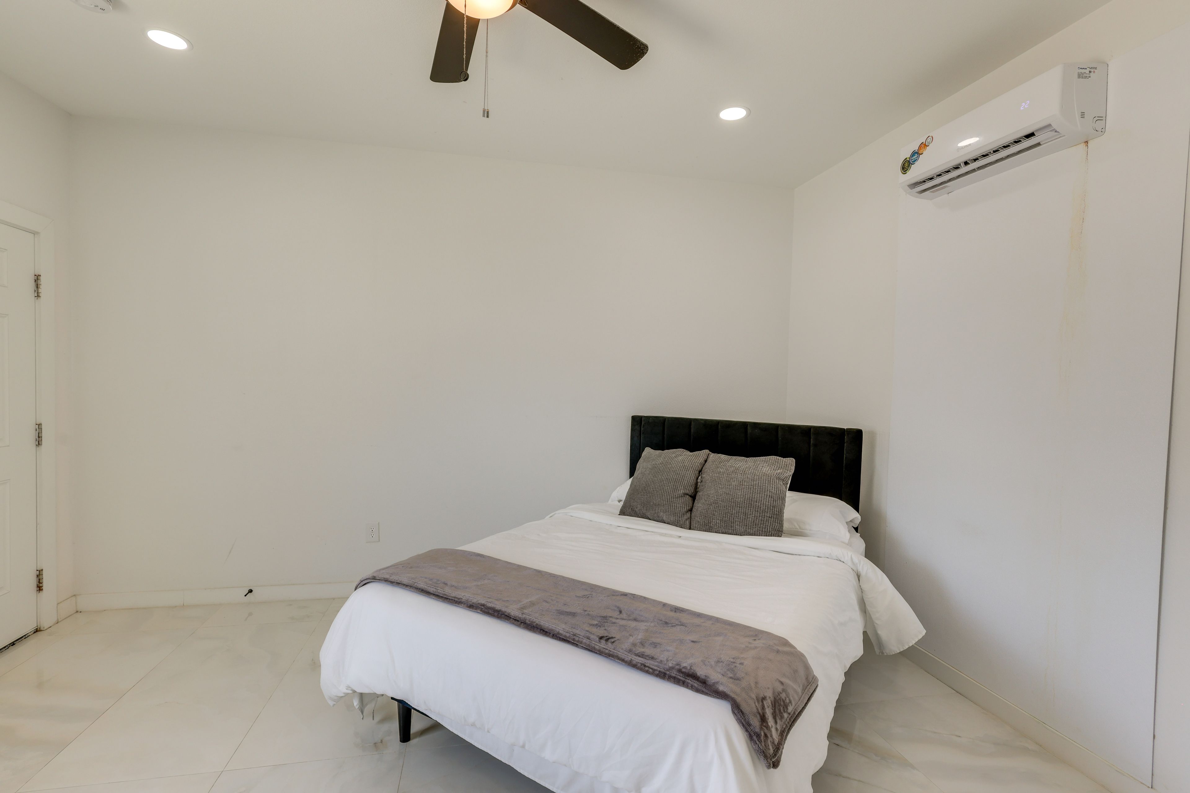 Studio | Queen Bed | Smart TV