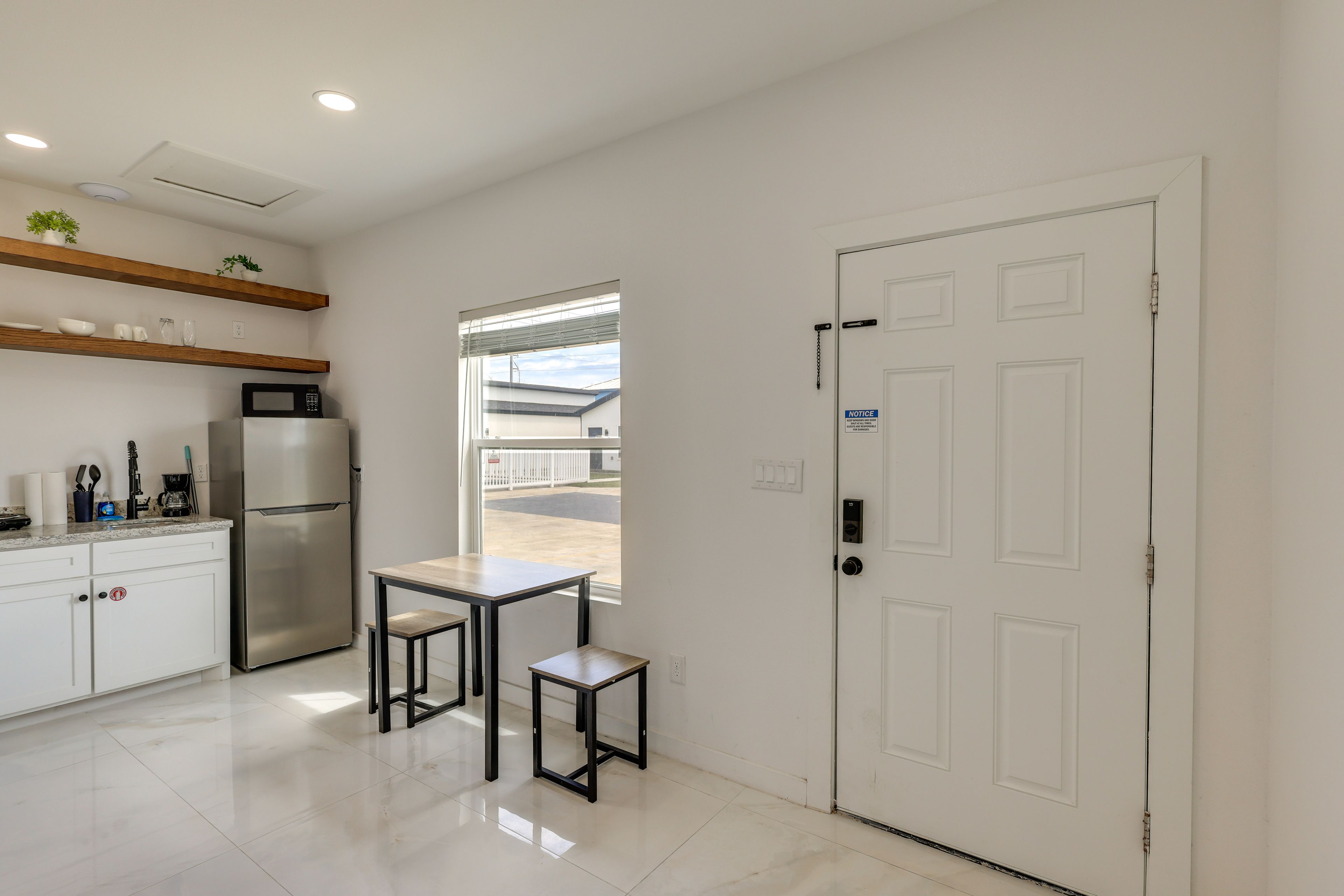 Dining Area | Dishware/Flatware Provided