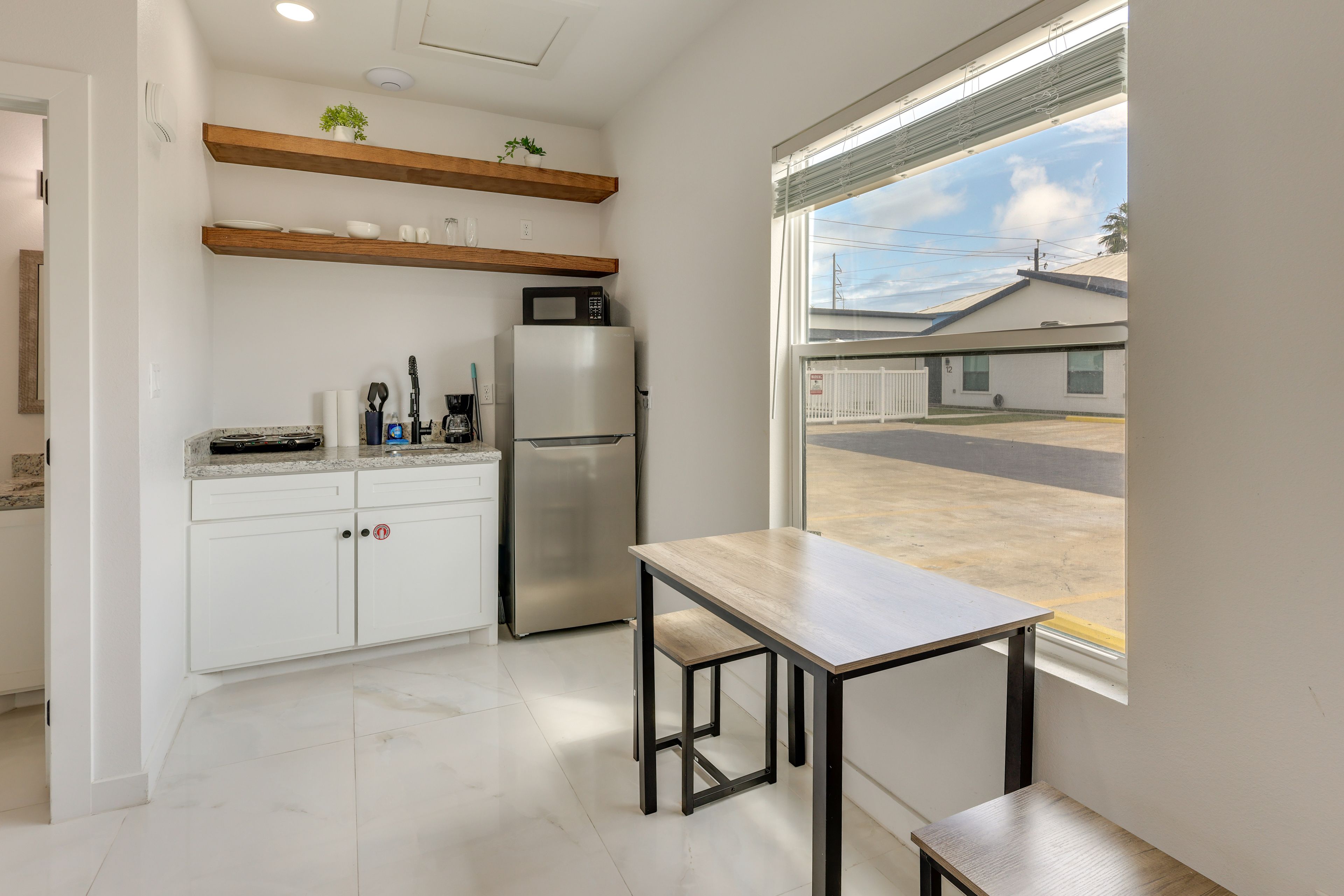 Kitchenette | Dining Table
