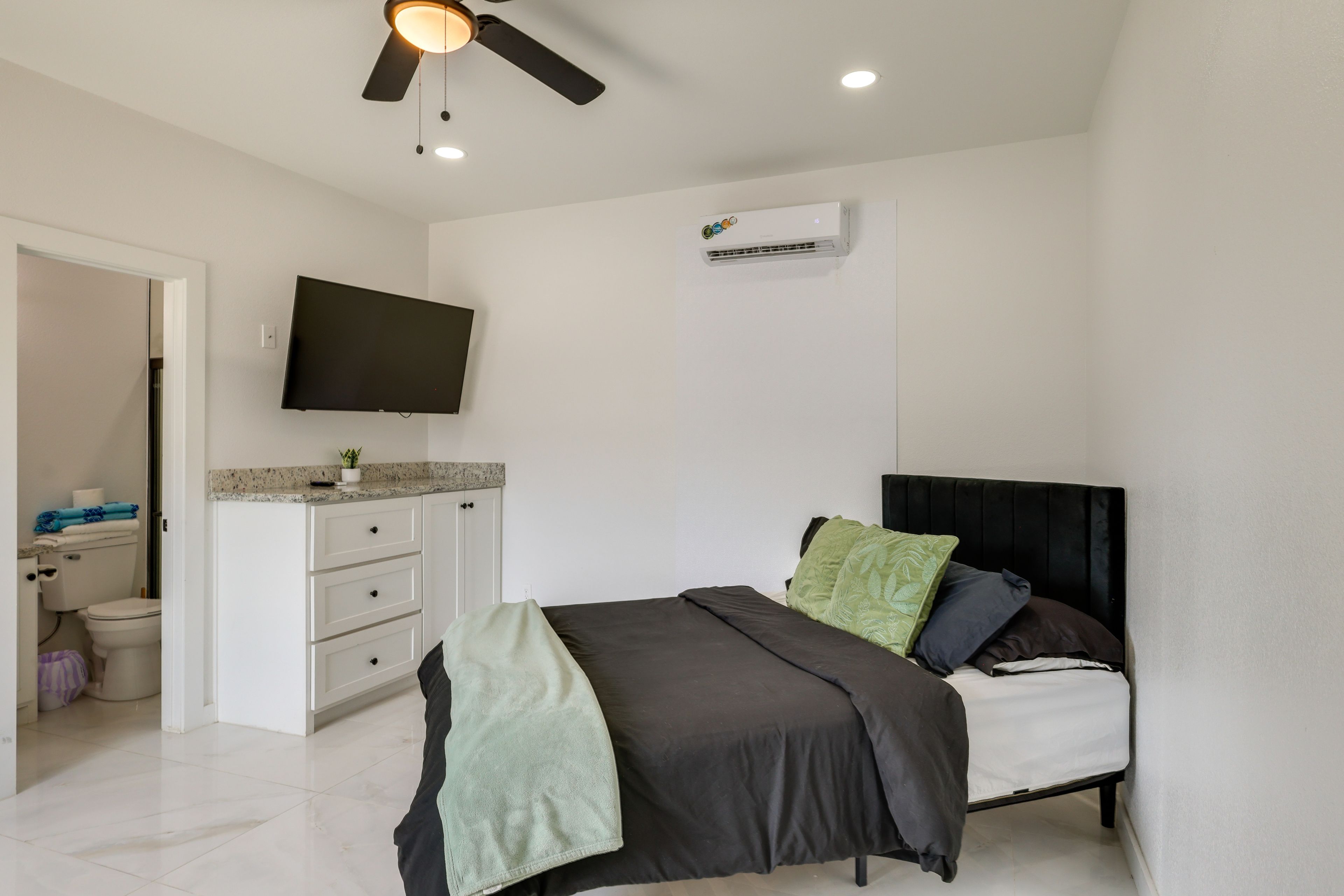 Studio | Queen Bed | Smart TV