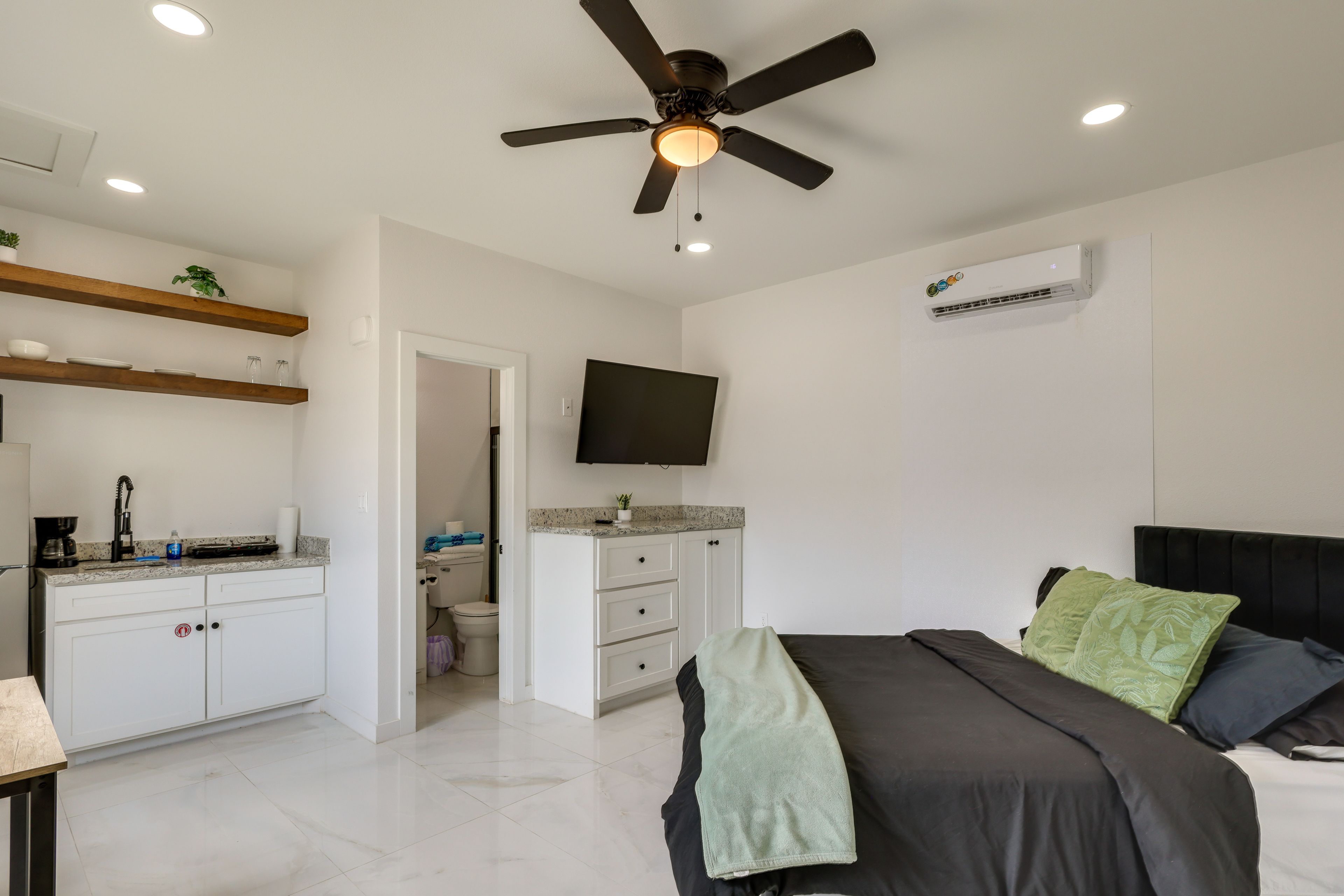 South Padre Island Vacation Rental | Studio | 1BA | 450 Sq Ft