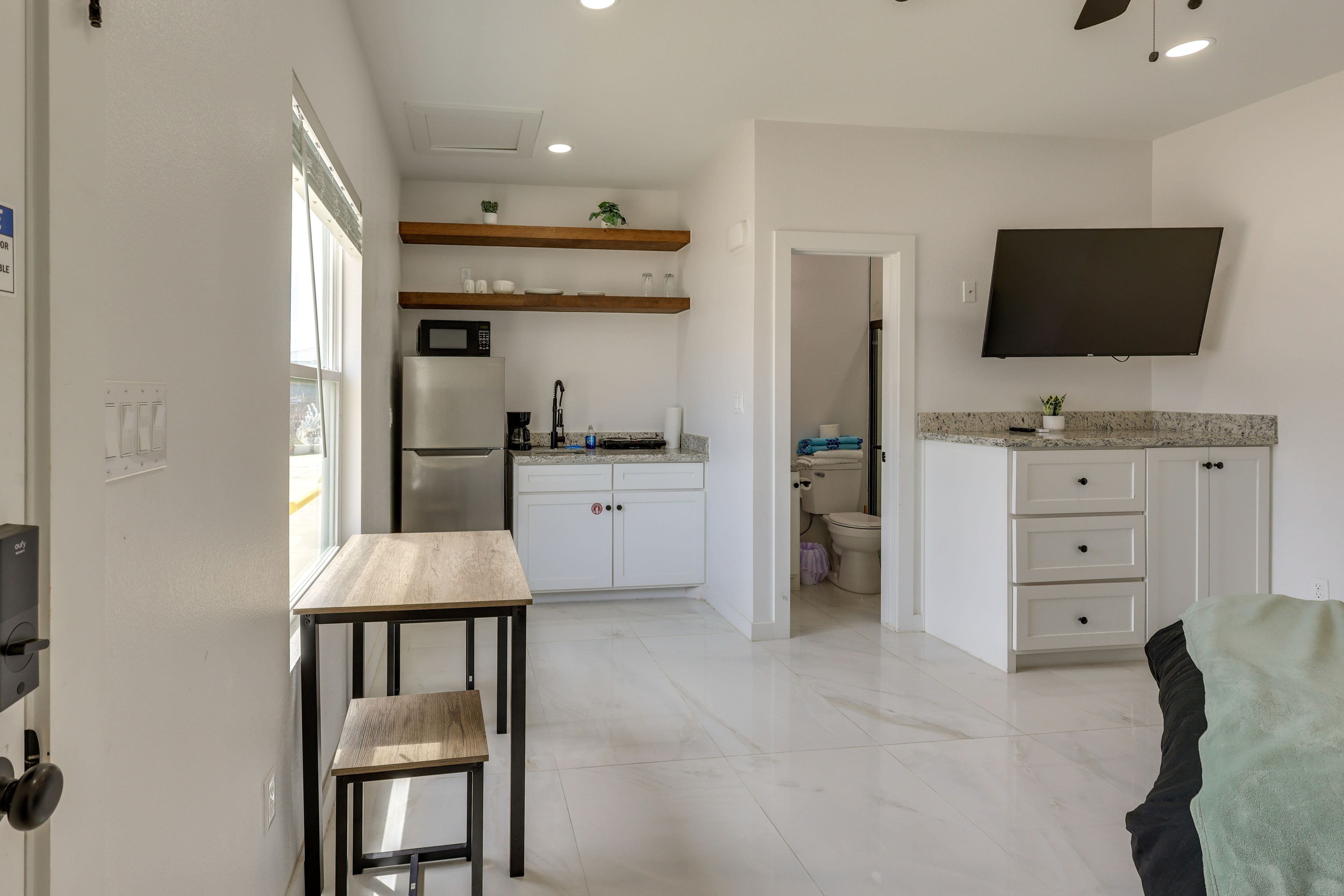 Dining Area | Dishware/Flatware Provided