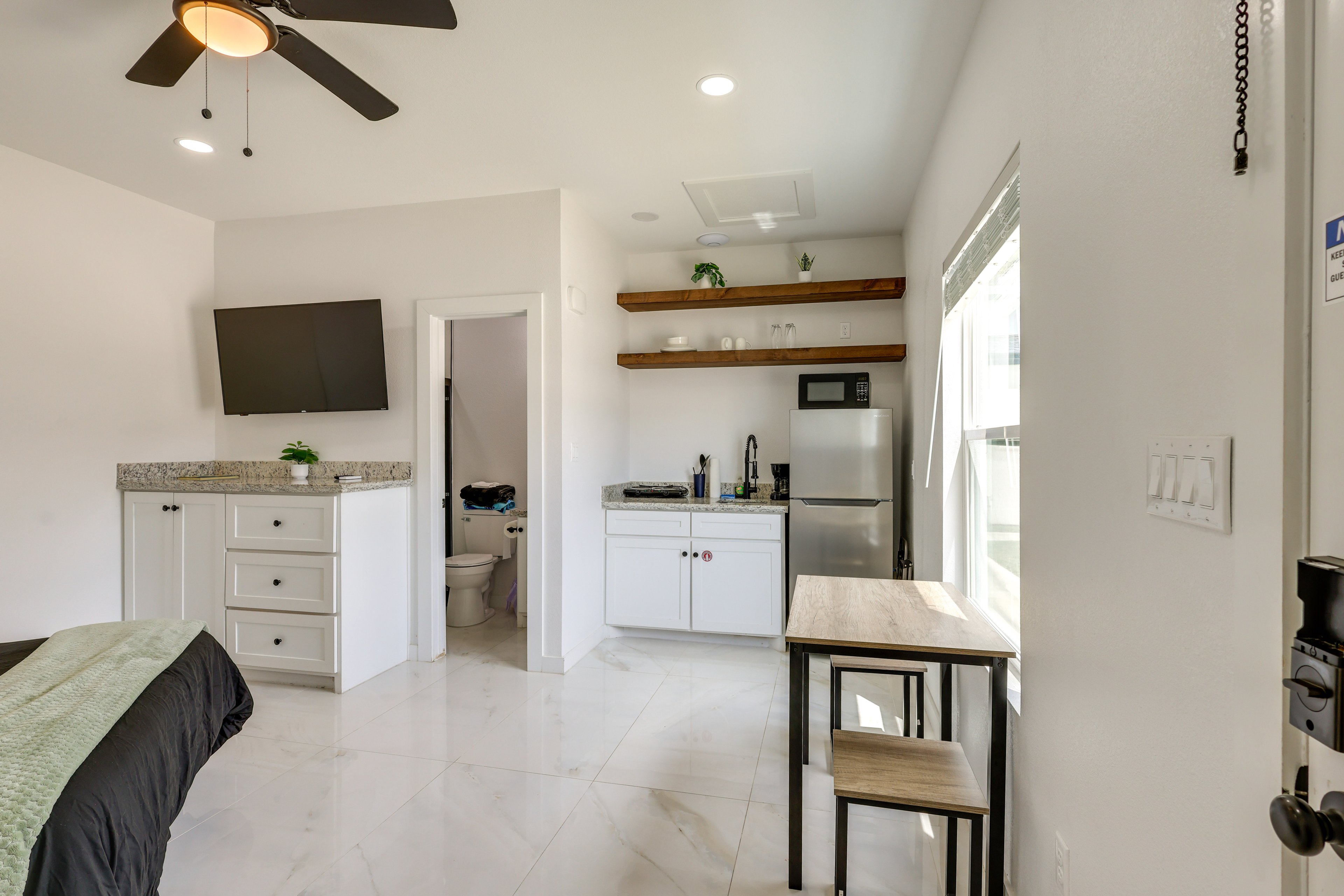 Studio | Queen Bed | Smart TV
