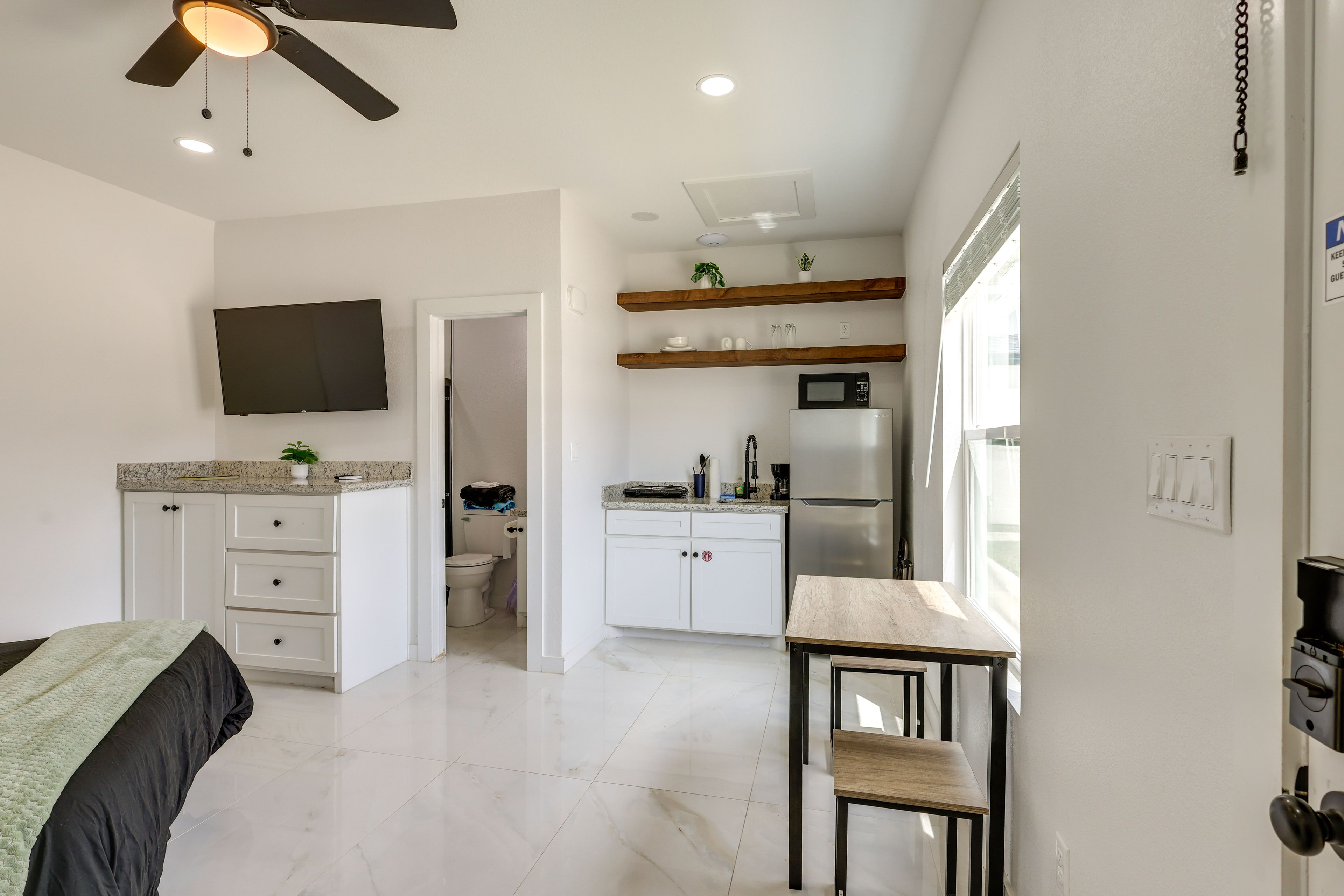 Studio | Queen Bed | Smart TV