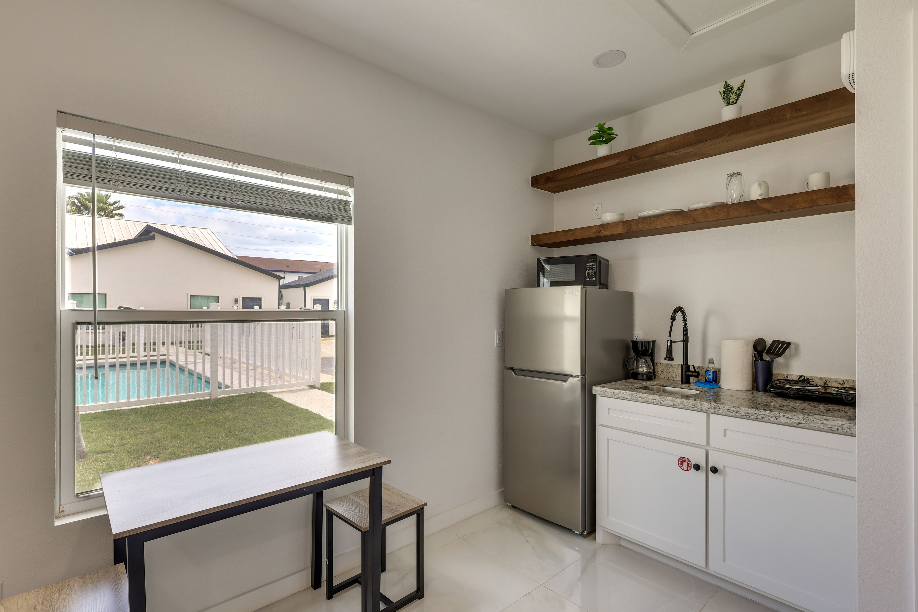 Kitchenette | Dining Table