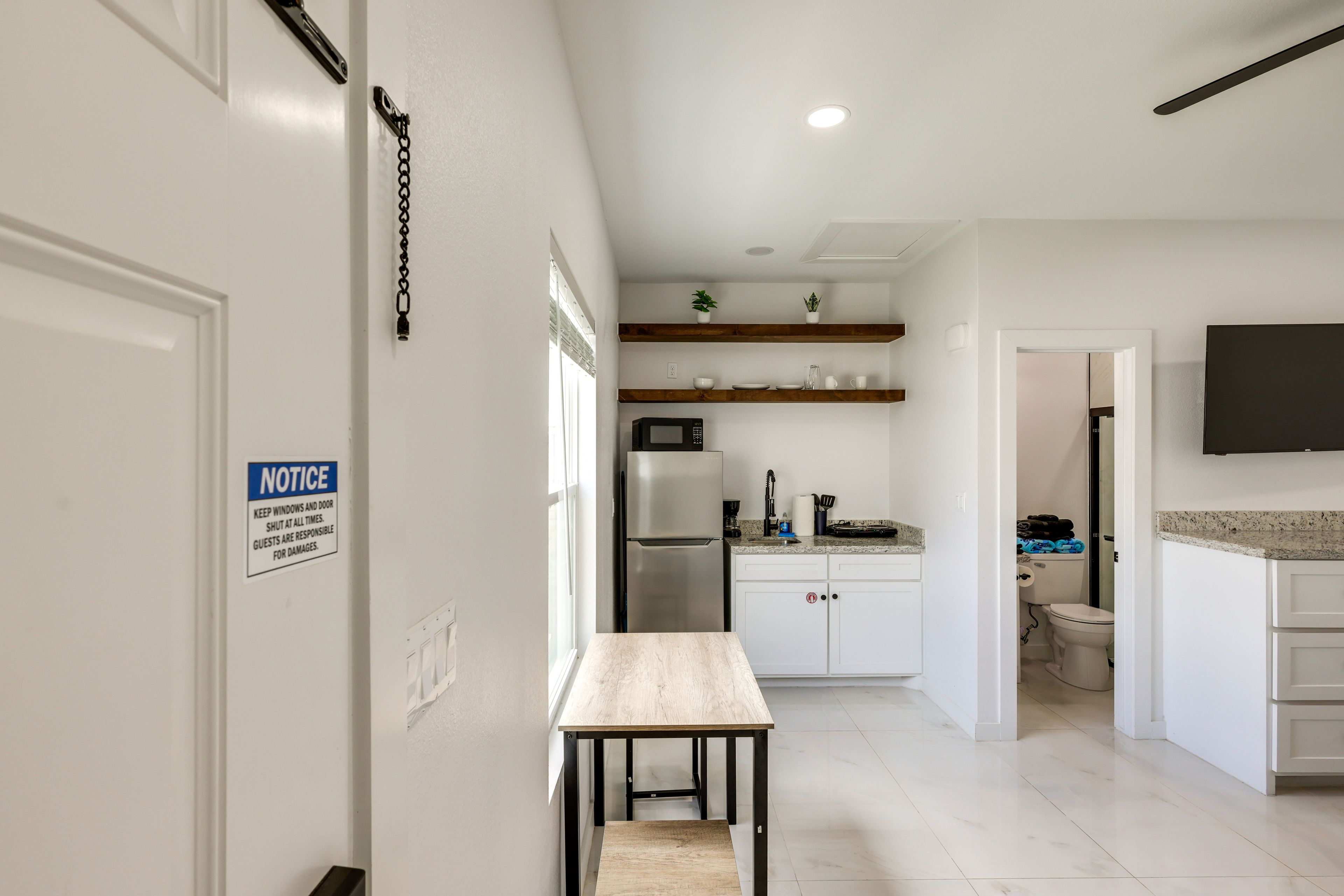 Dining Area | Dishware/Flatware Provided