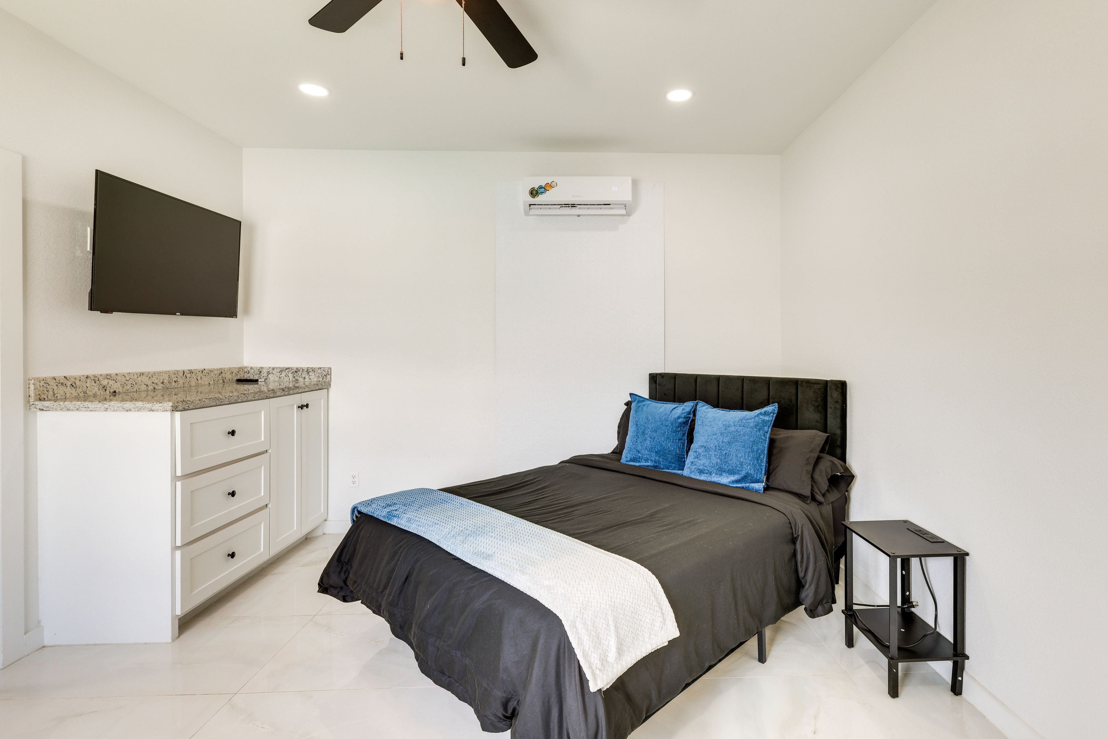 Studio | Queen Bed | Smart TV