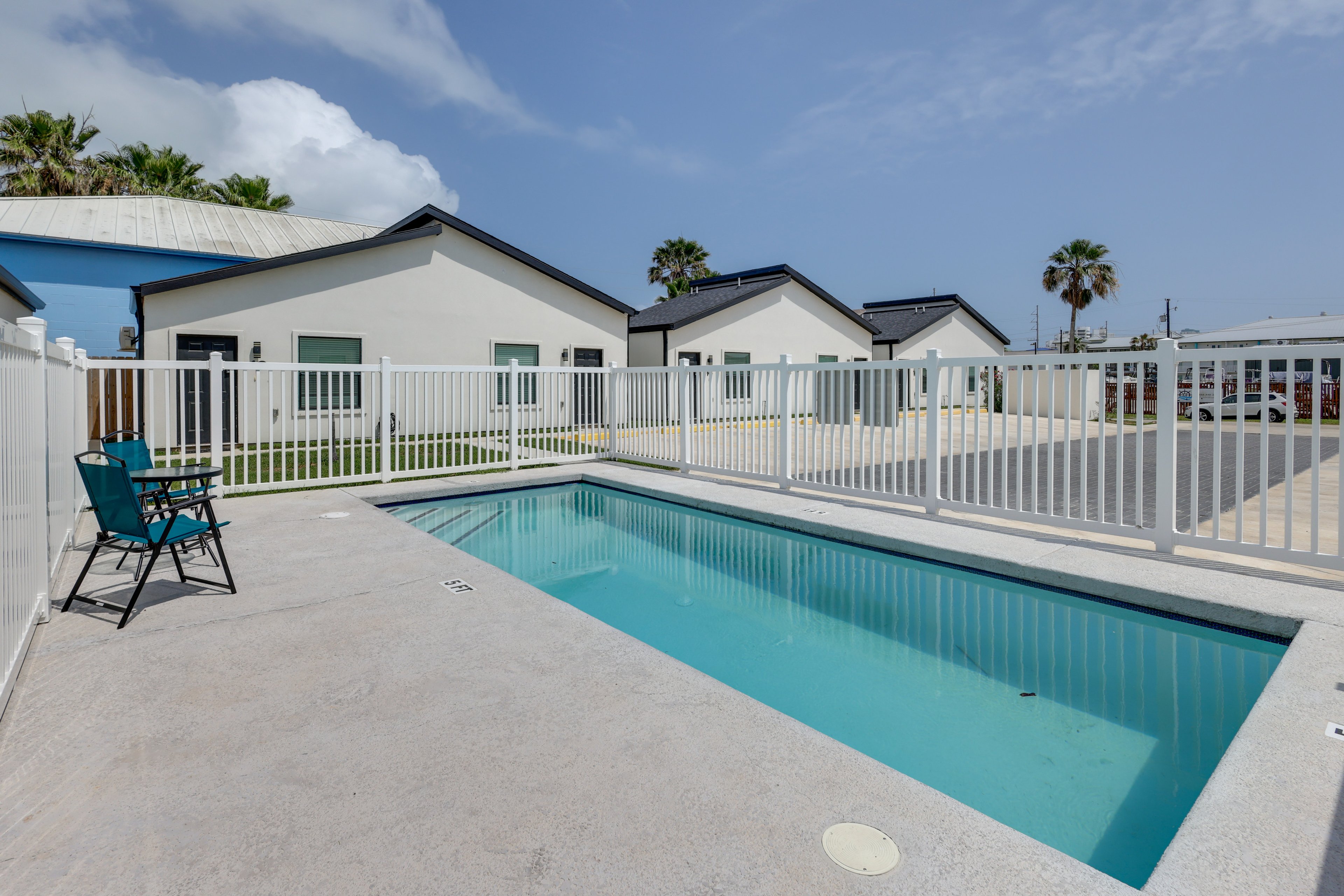 Studios 17 | Community Pool