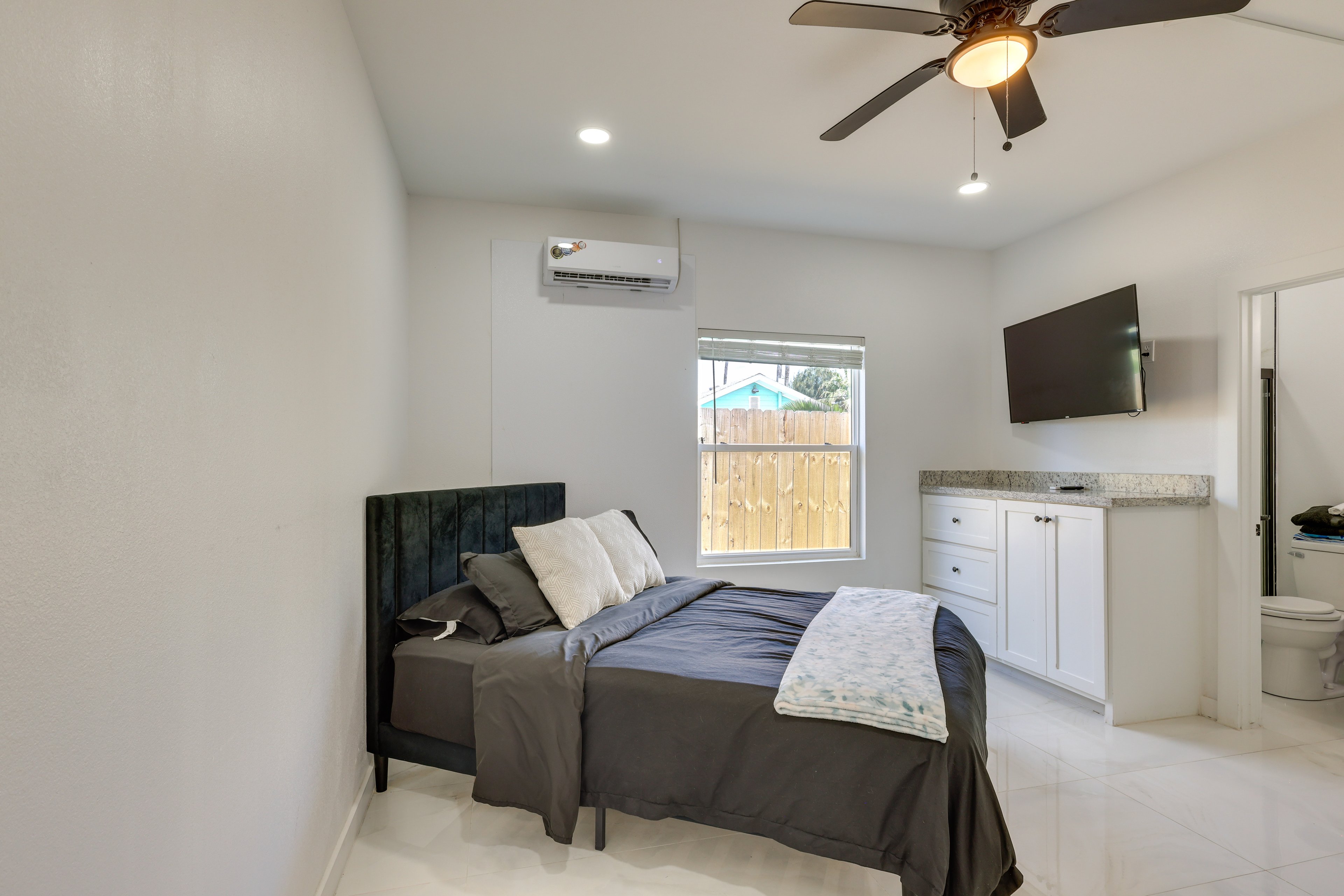 Studio | Queen Bed | Smart TV