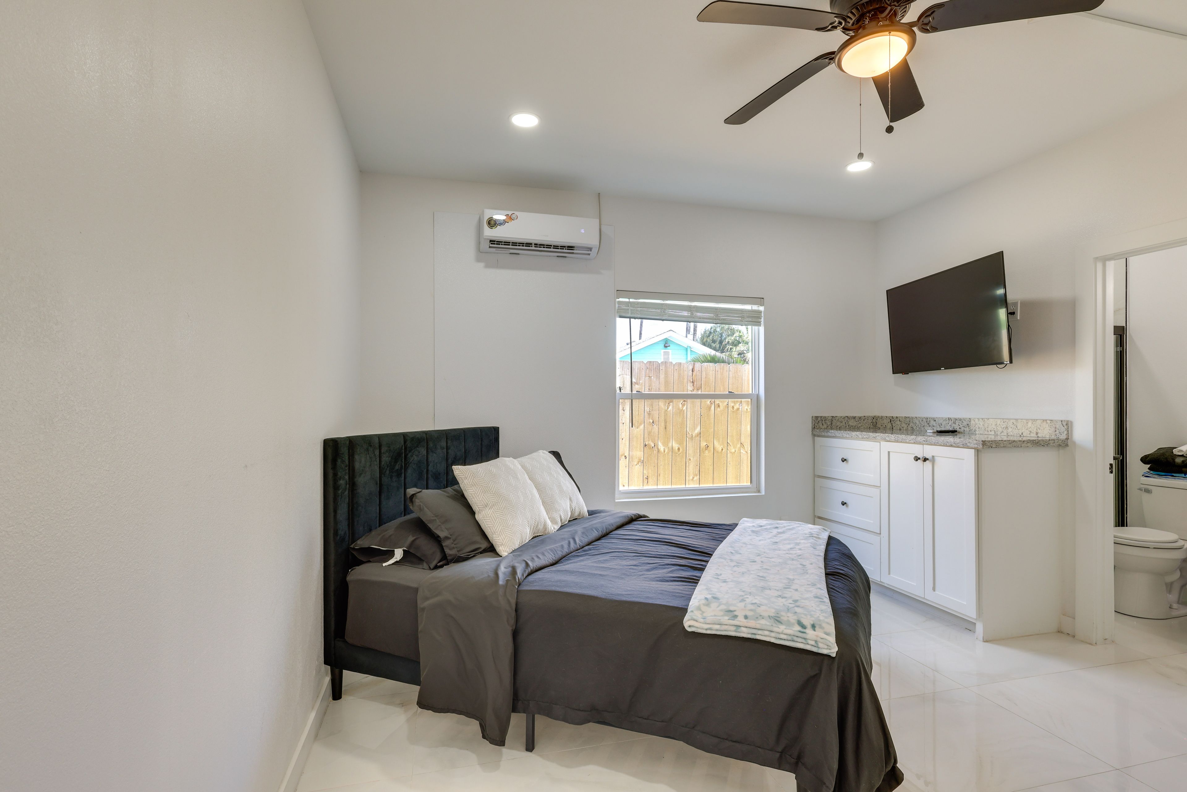 Studio | Queen Bed | Smart TV