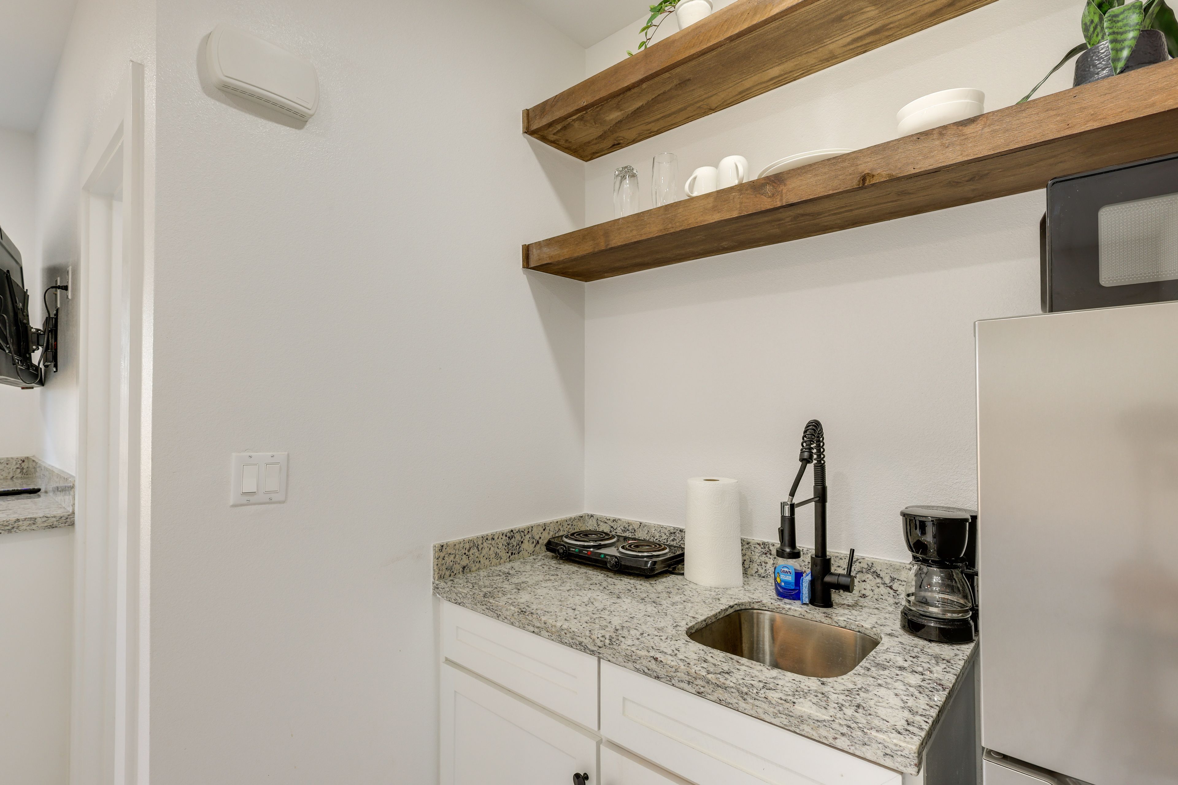 Kitchenette | Hot Plate | Toaster