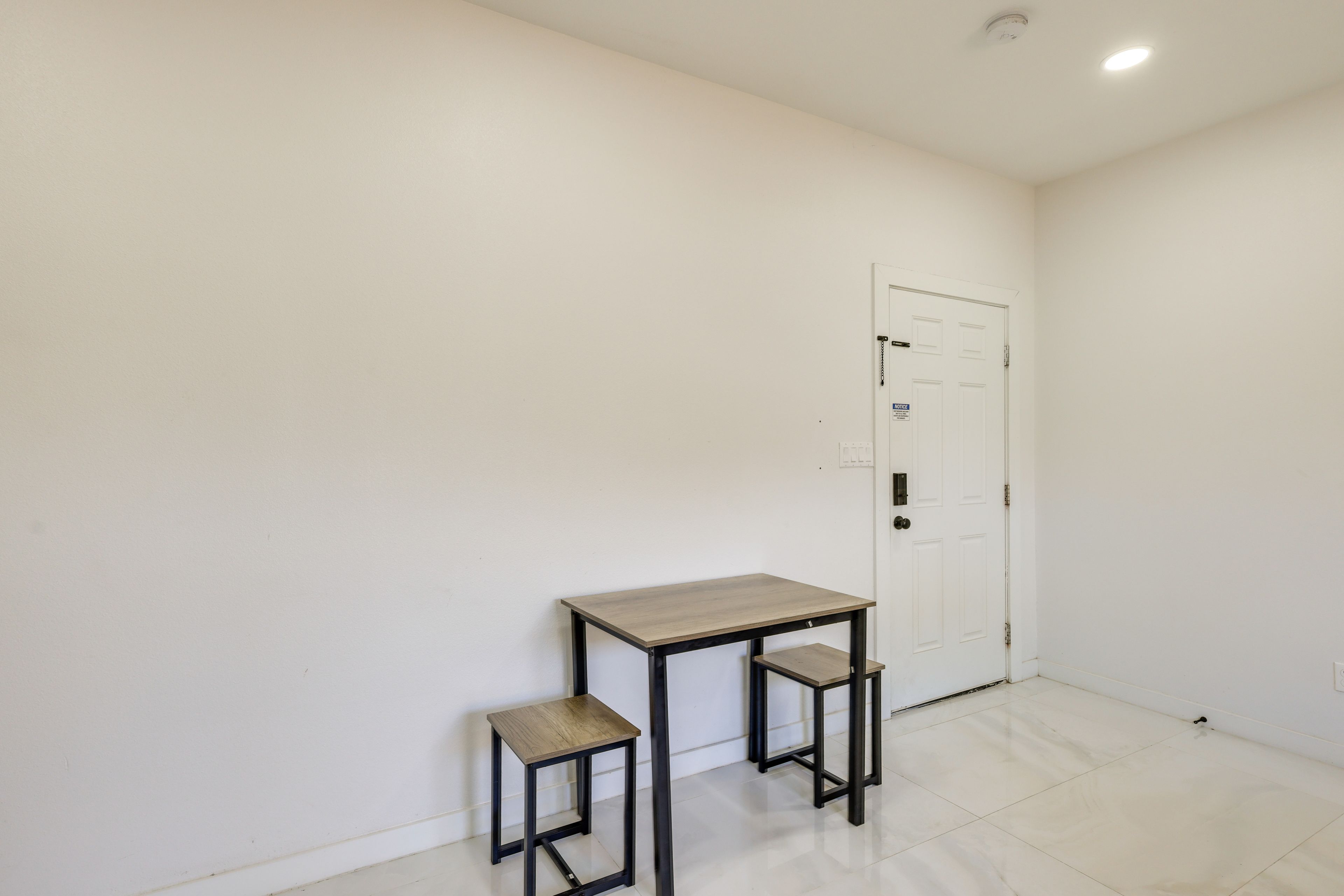 Dining Area | Dishware/Flatware Provided