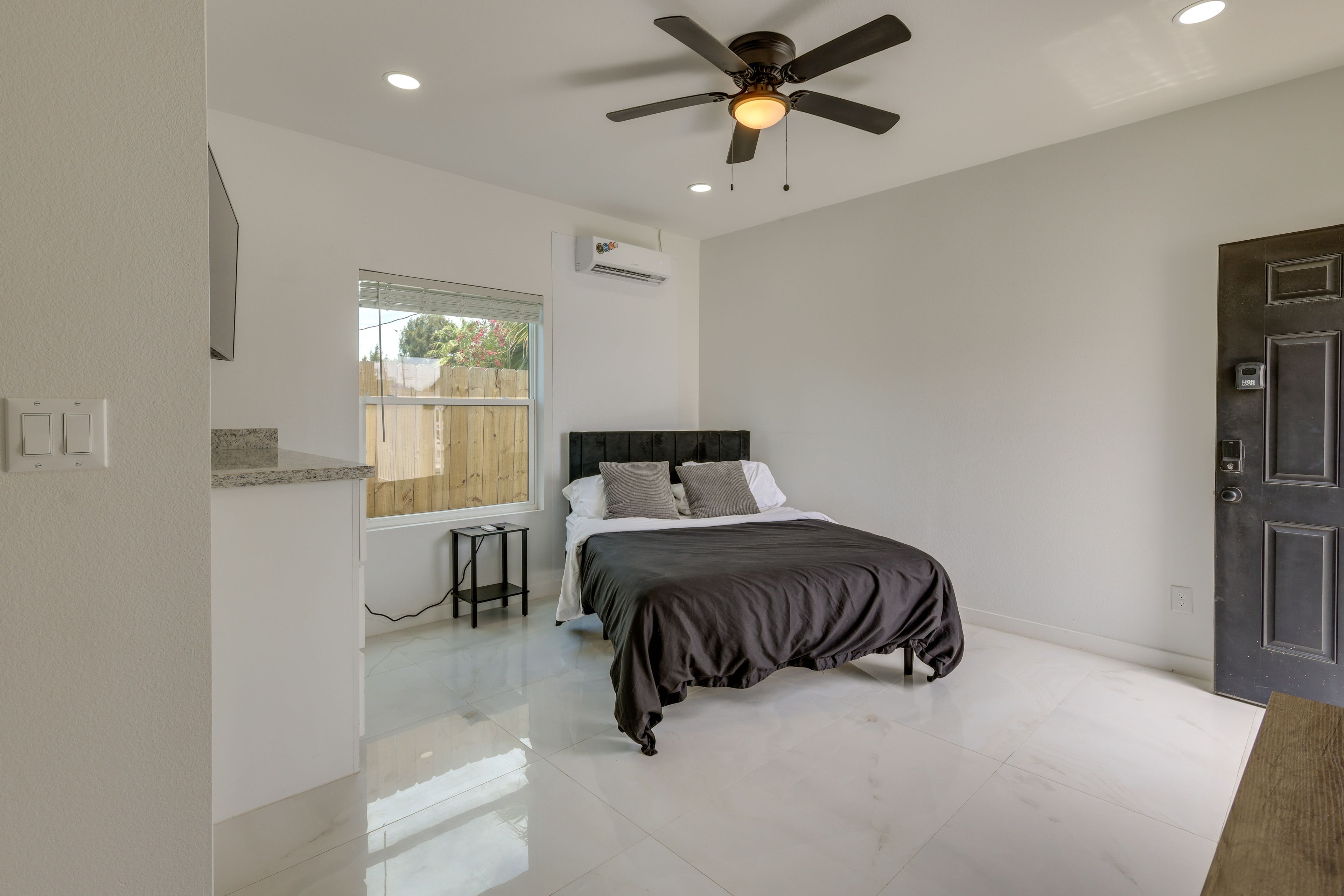 Studio | Queen Bed | Smart TV