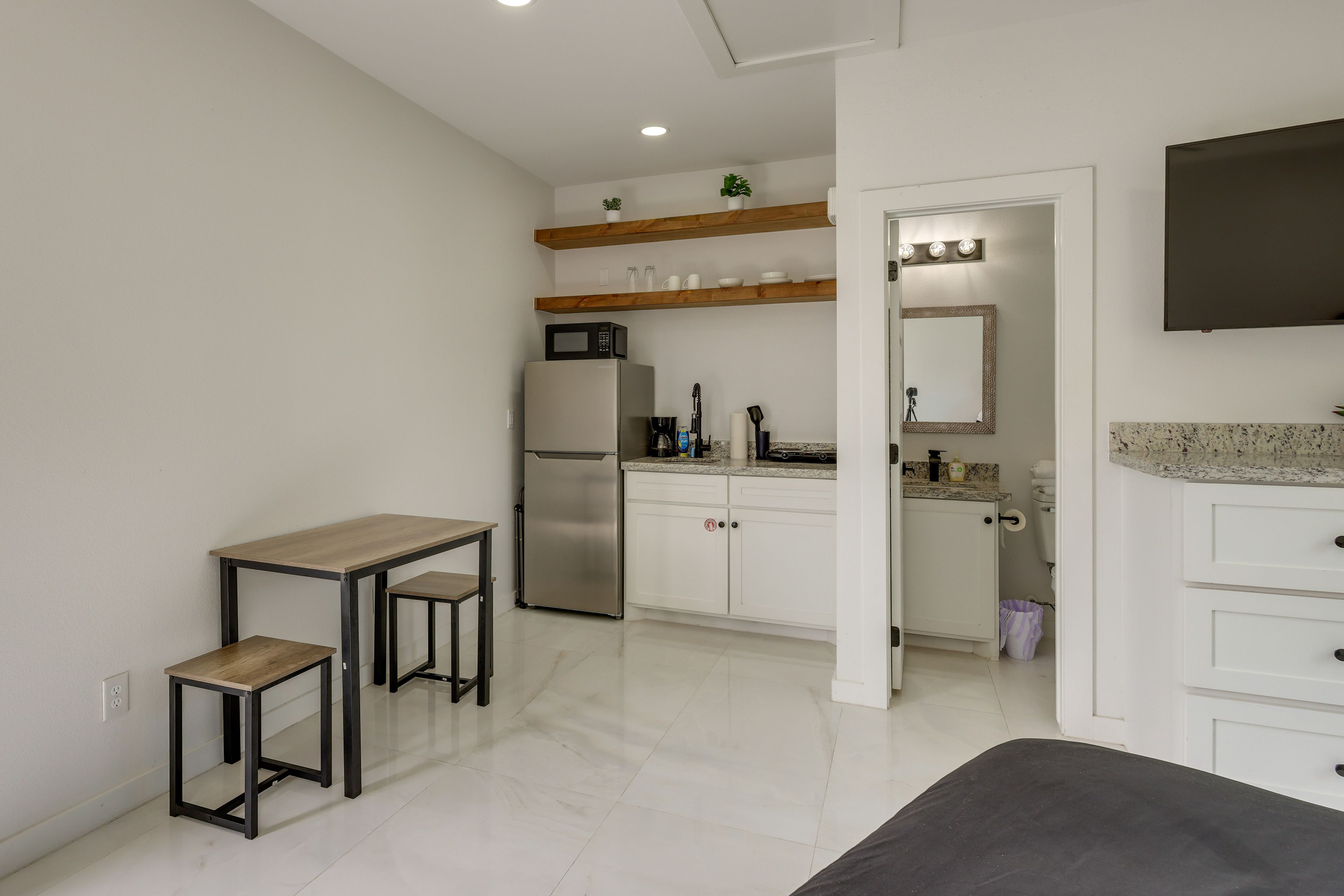 Kitchenette | Dining Table