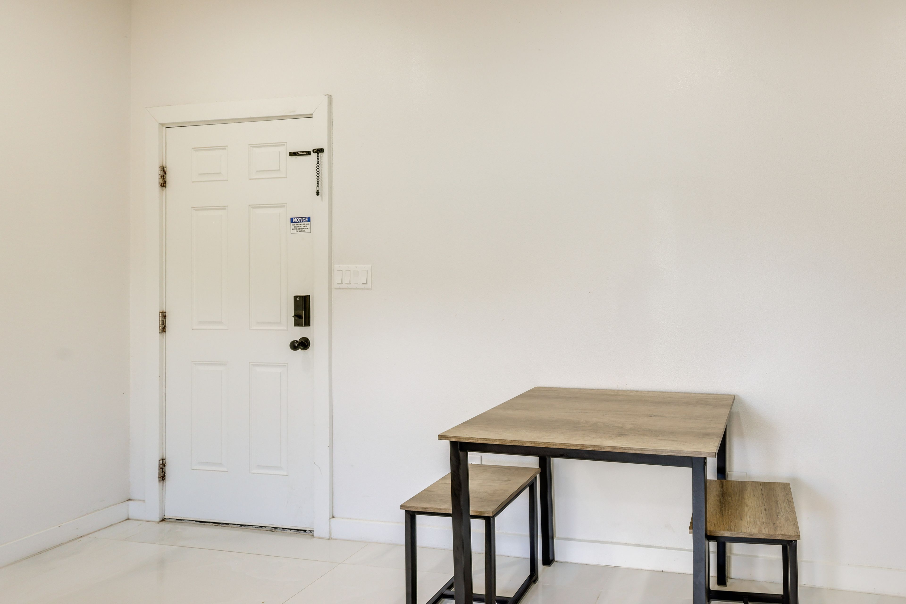 Dining Area | Dishware/Flatware Provided