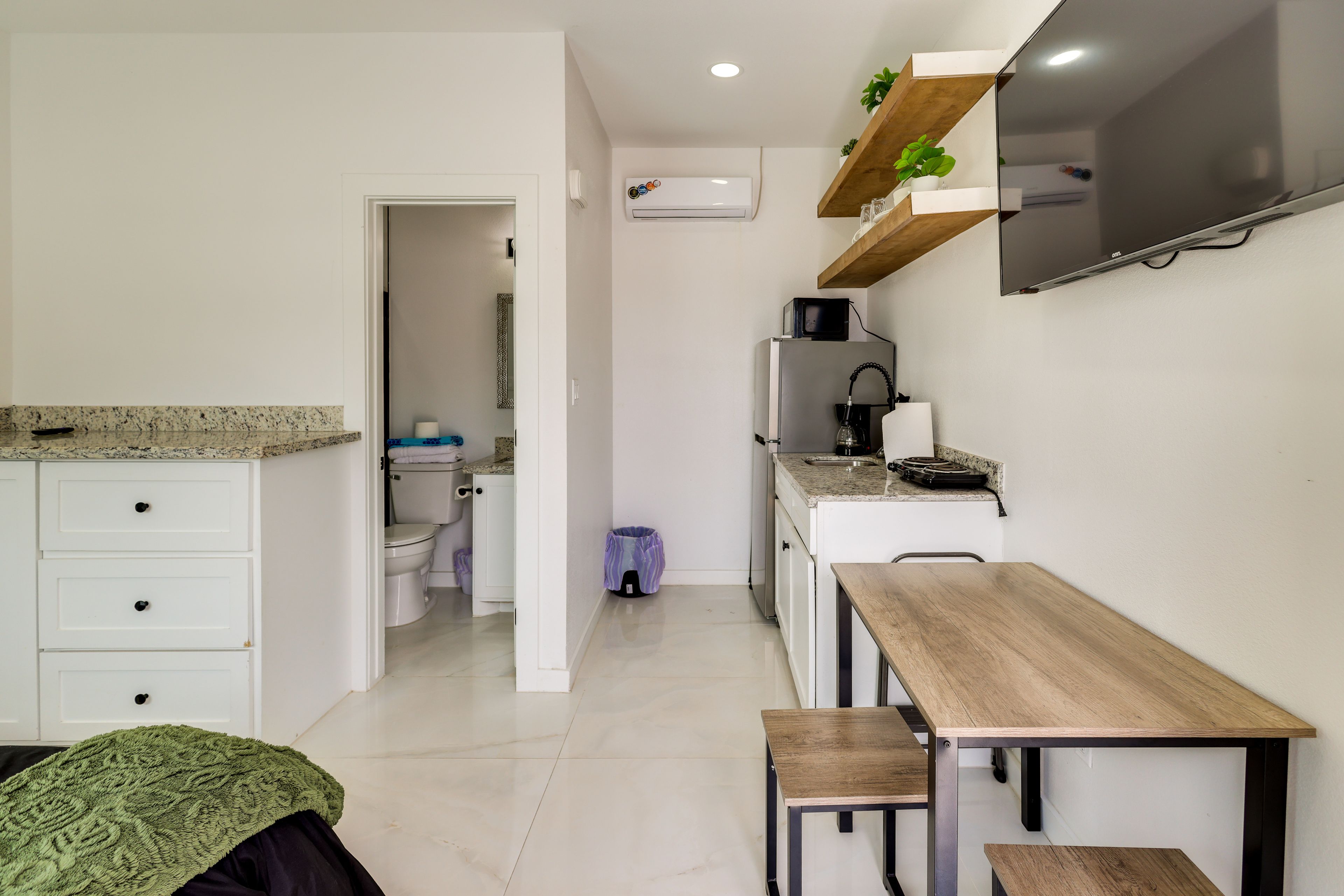 Dining Area | Dishware/Flatware Provided