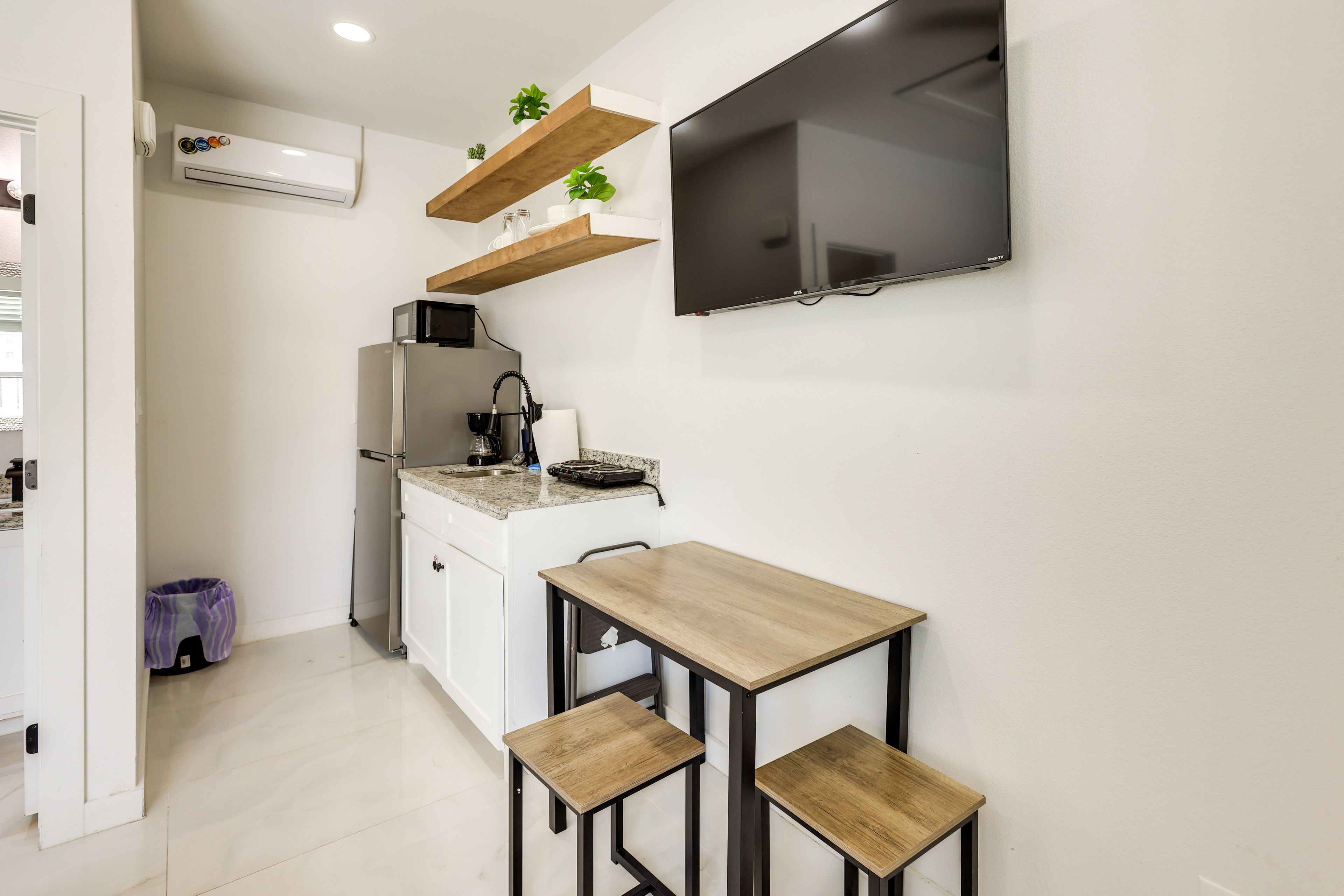 Kitchenette | Dining Table