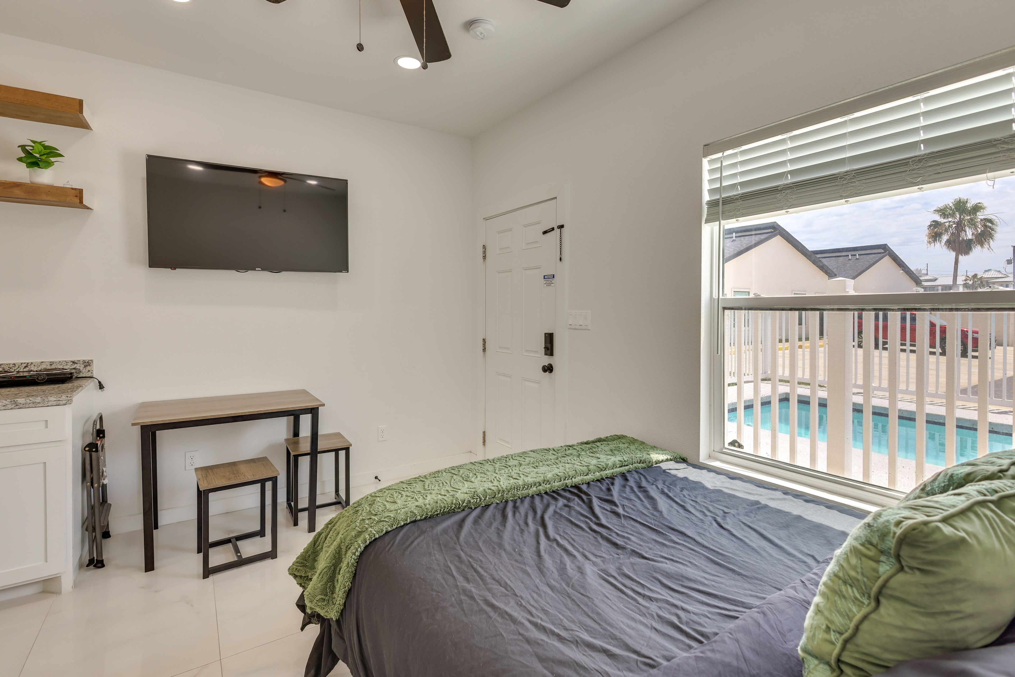 Studio | Queen Bed | Smart TV