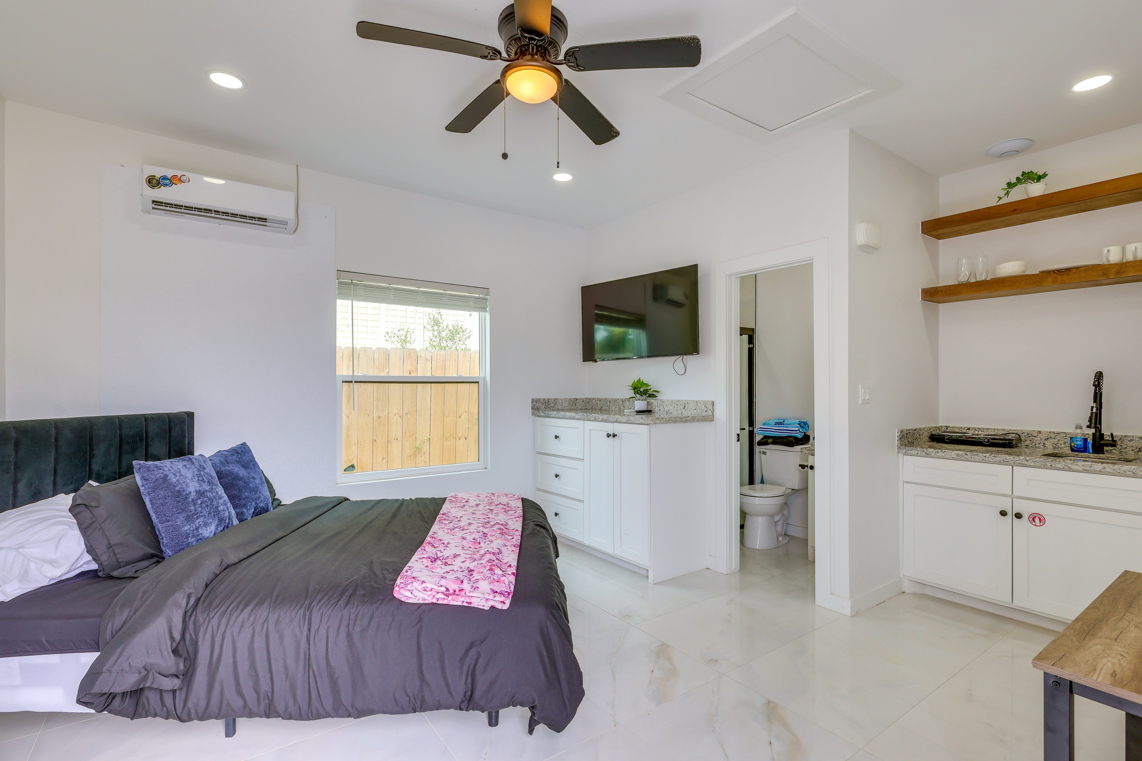 Studio | Queen Bed | Smart TV