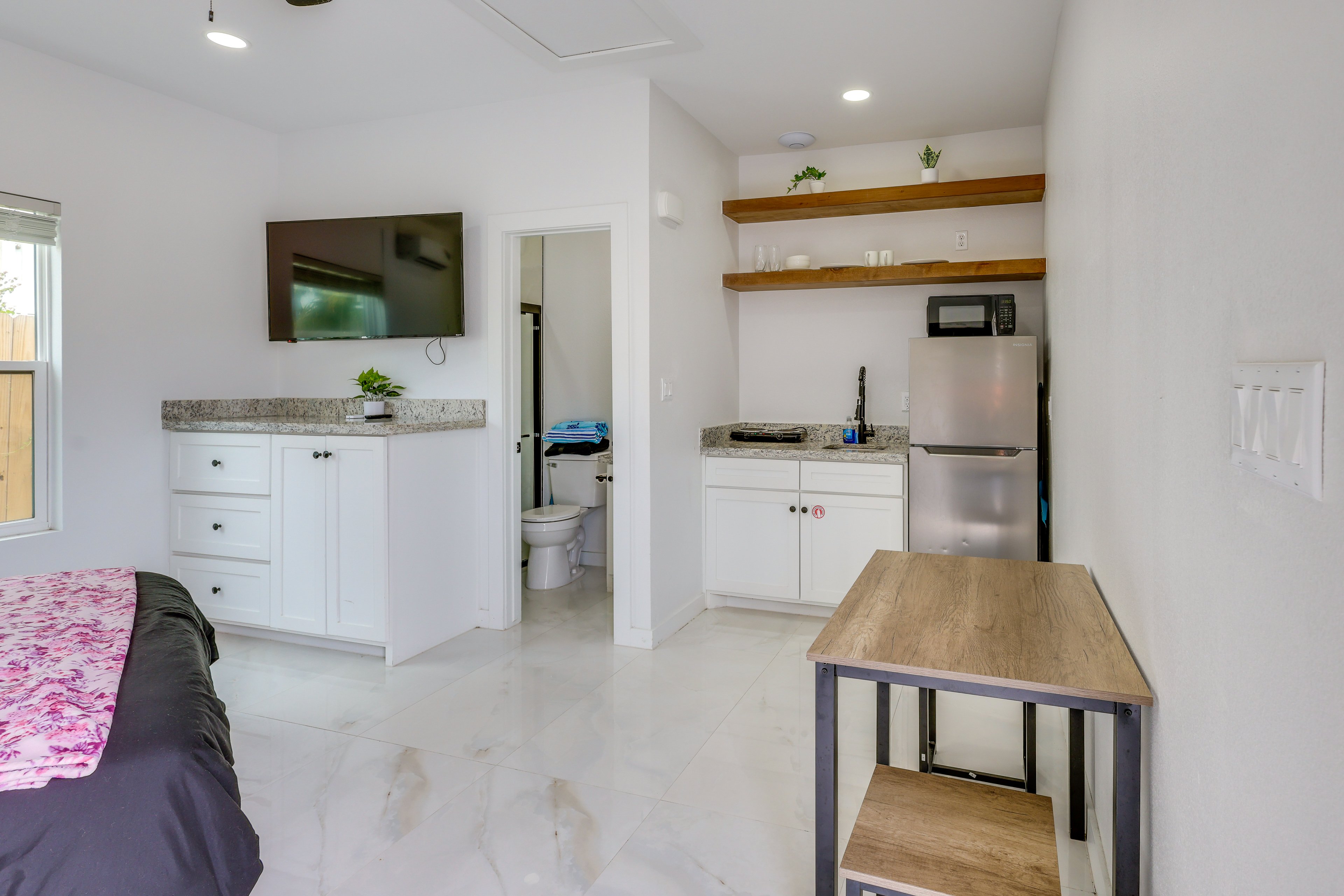 Dining Area | Dishware/Flatware Provided