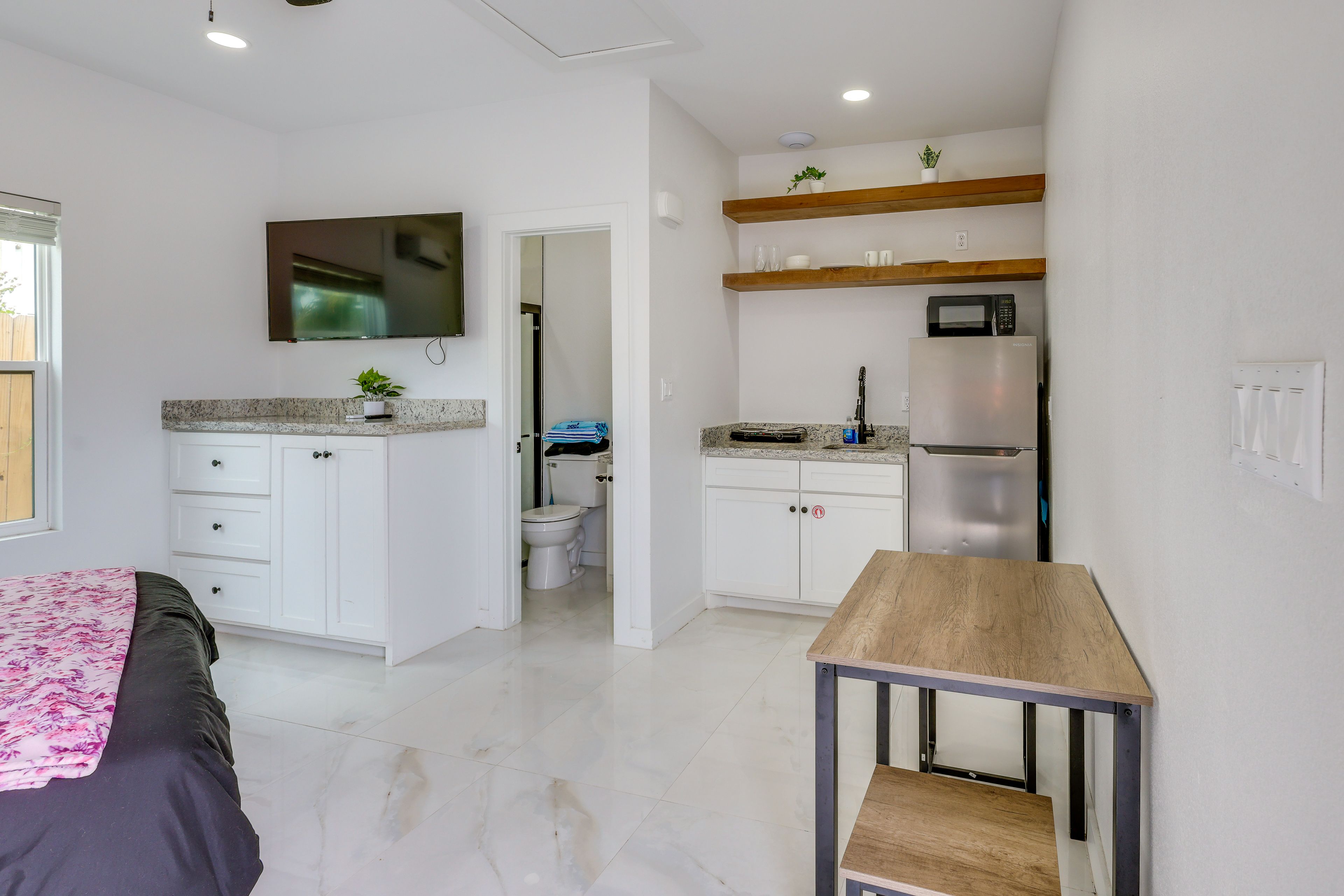 Dining Area | Dishware/Flatware Provided