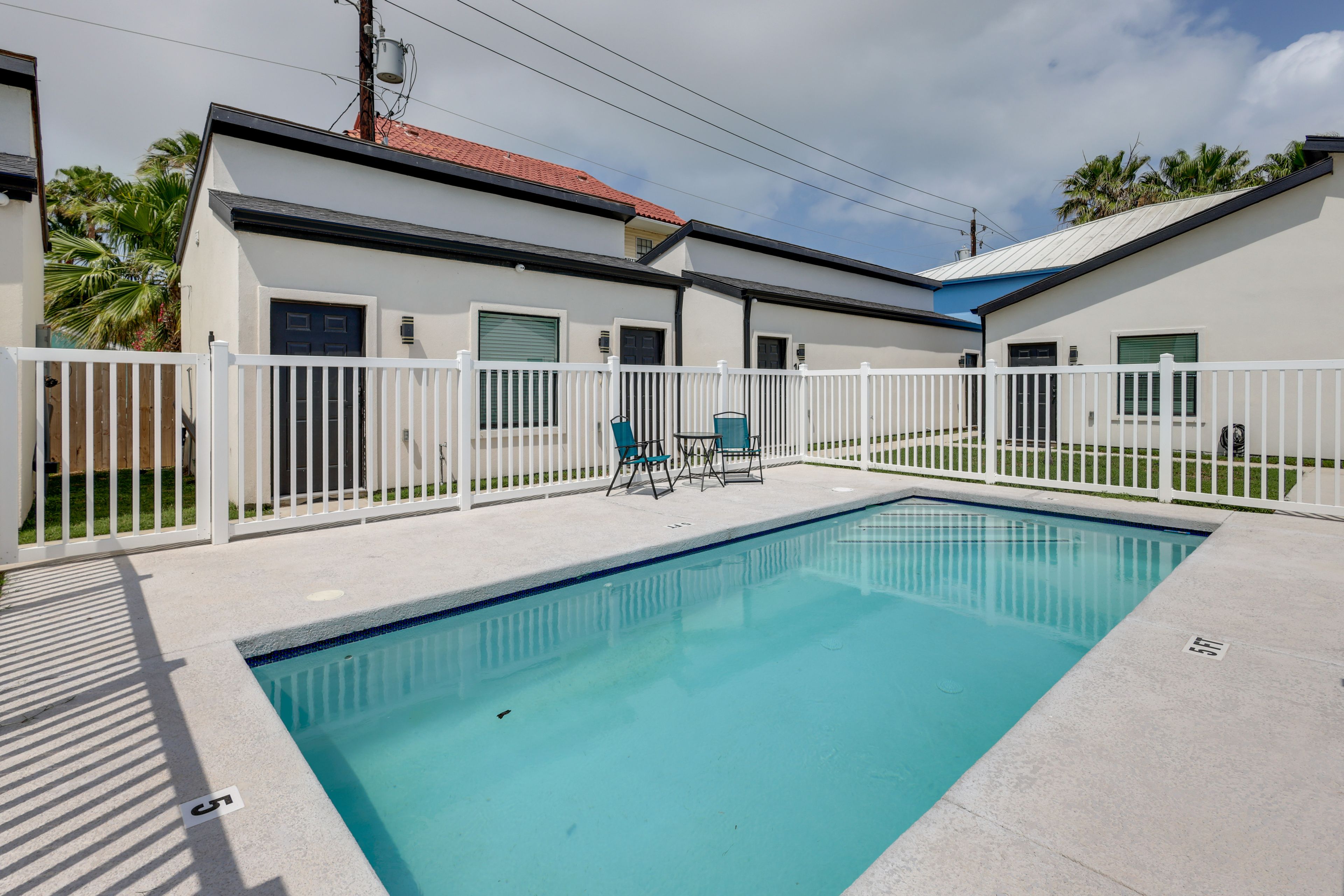 Studios 17 | Community Pool