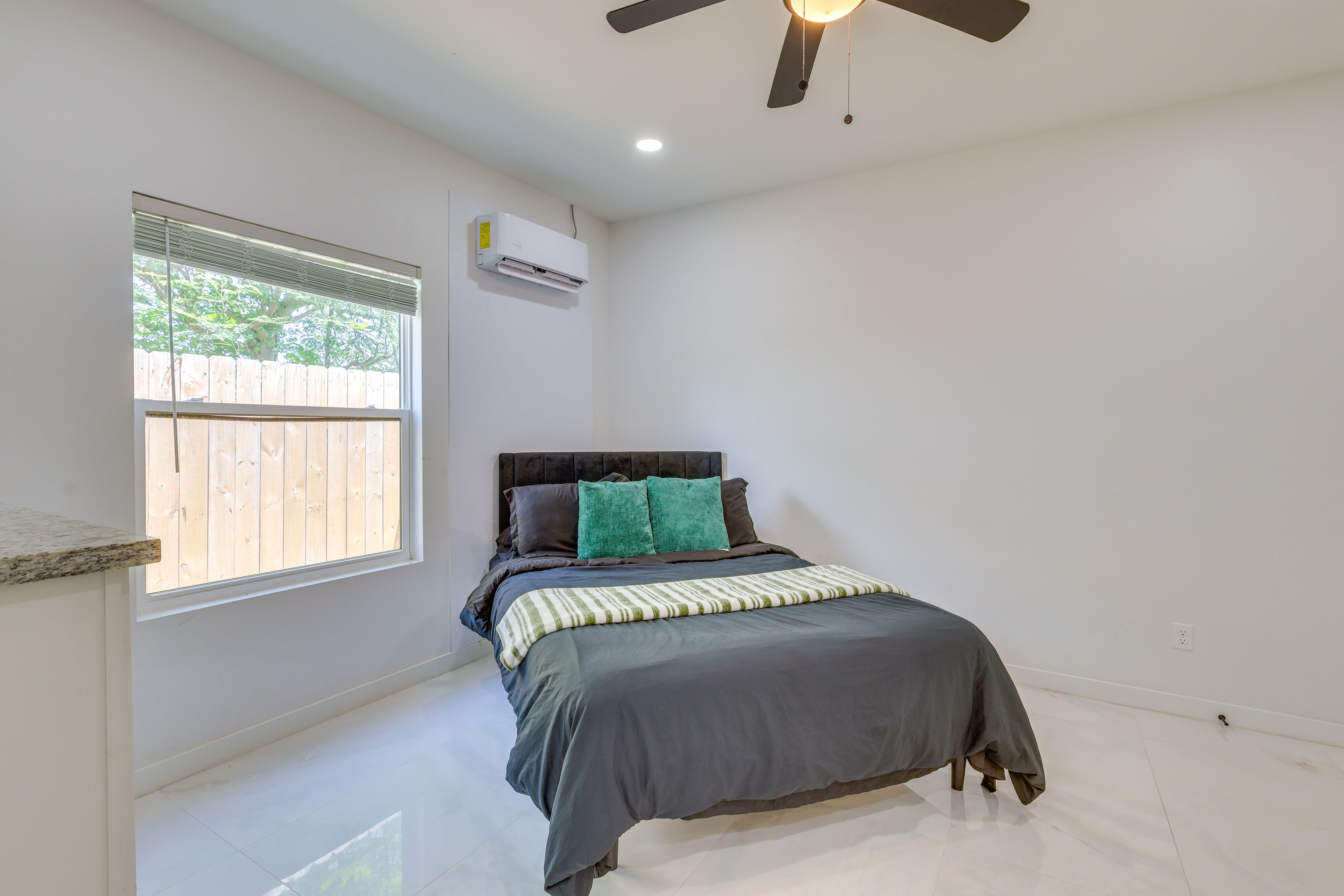 Studio | Queen Bed | Smart TV