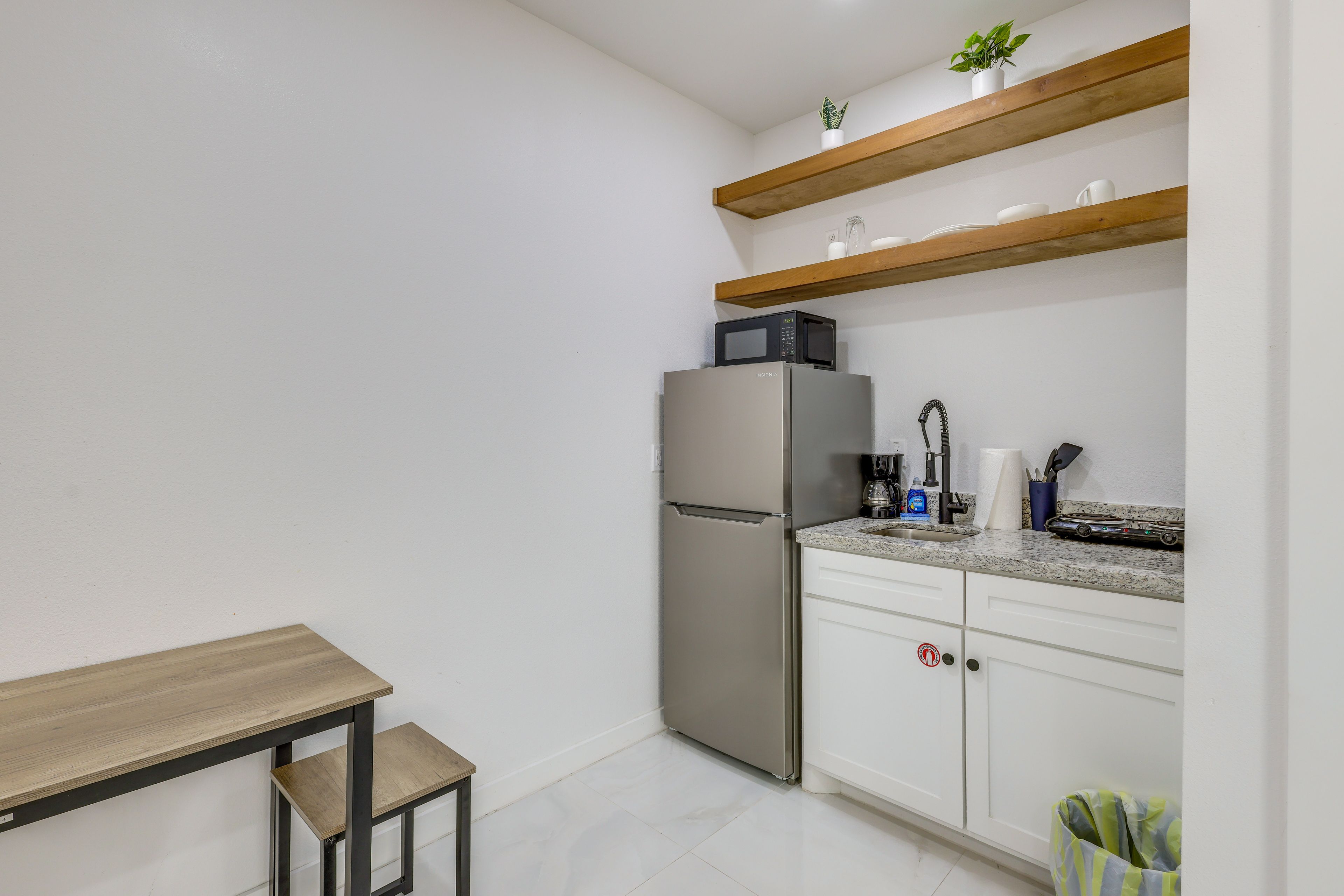 Kitchenette | Hot Plate | Toaster