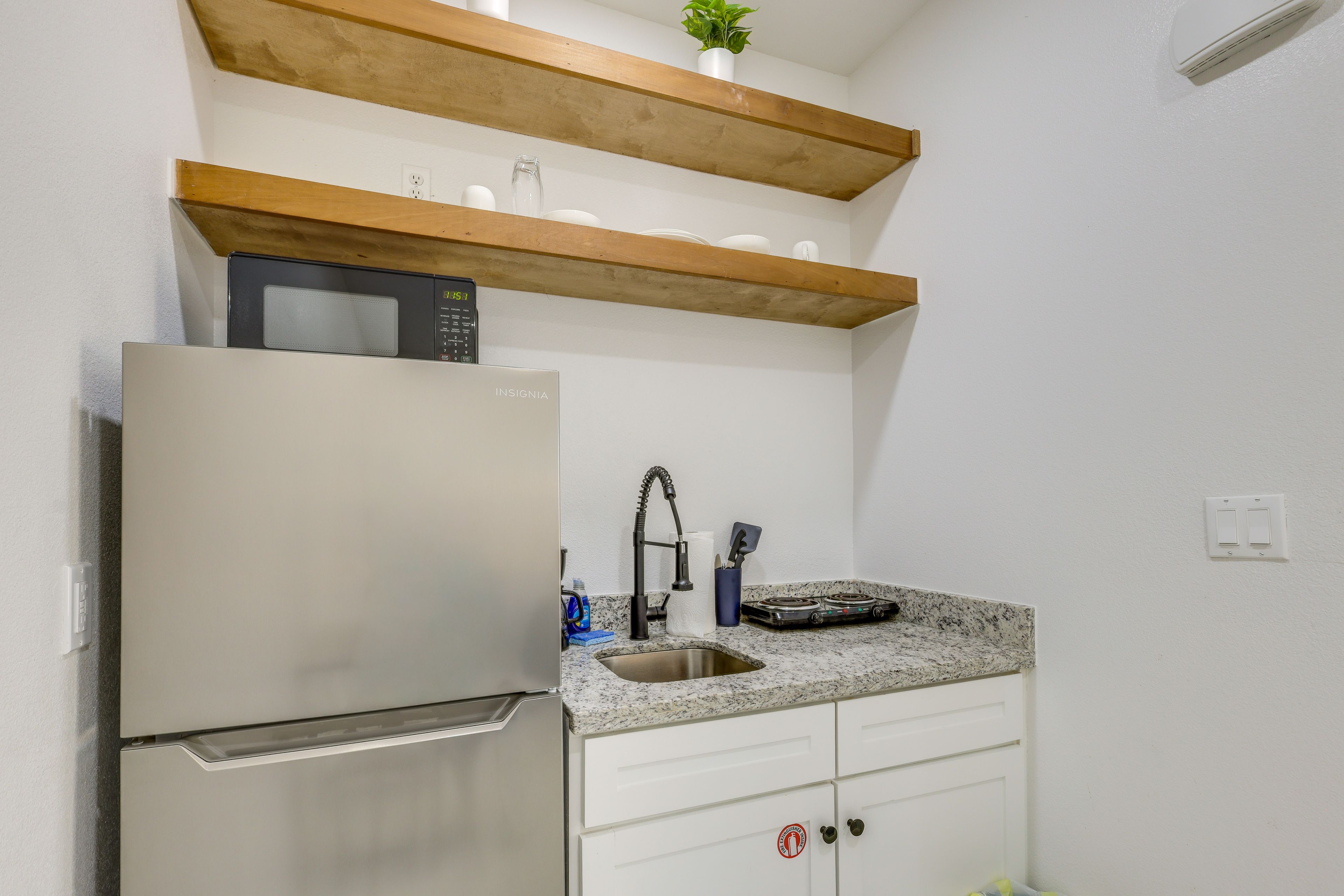 Kitchenette | Dining Table