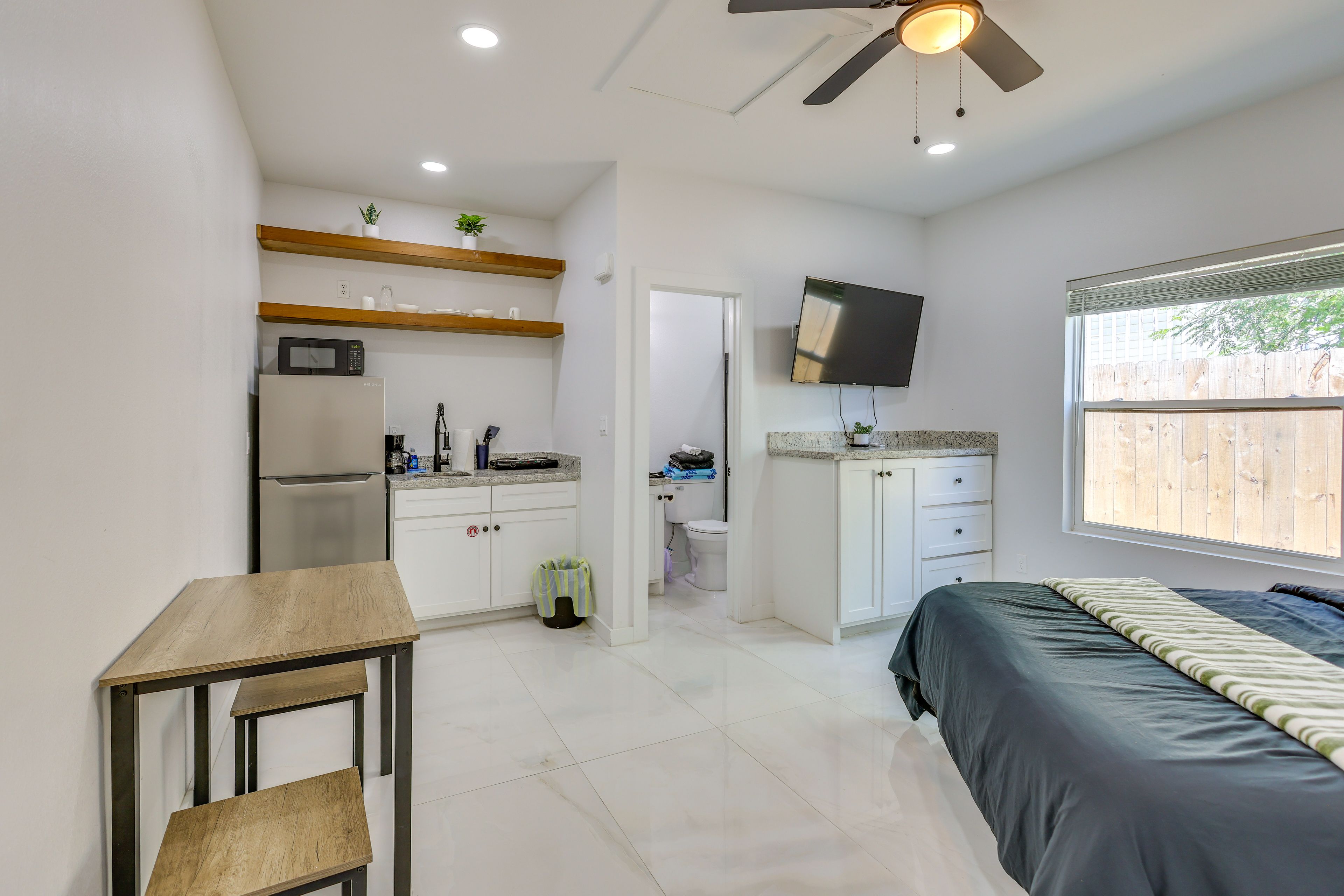 Dining Area | Dishware/Flatware Provided