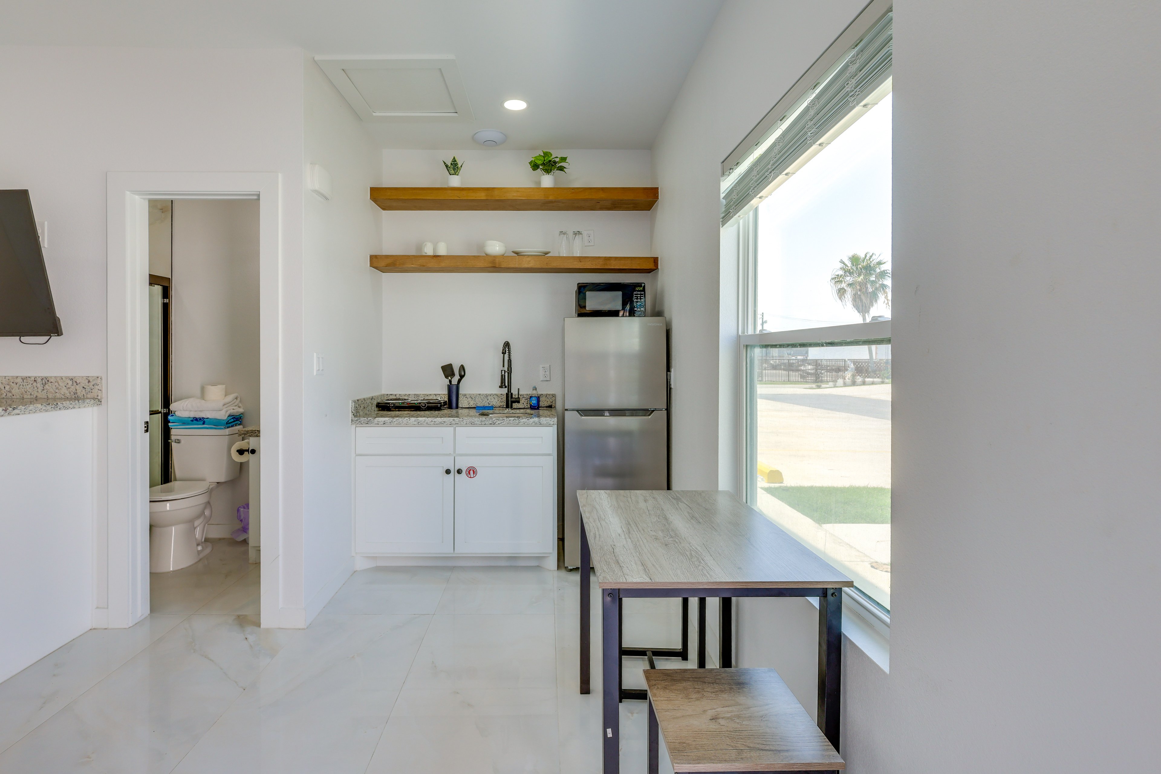 Kitchenette | Dining Table