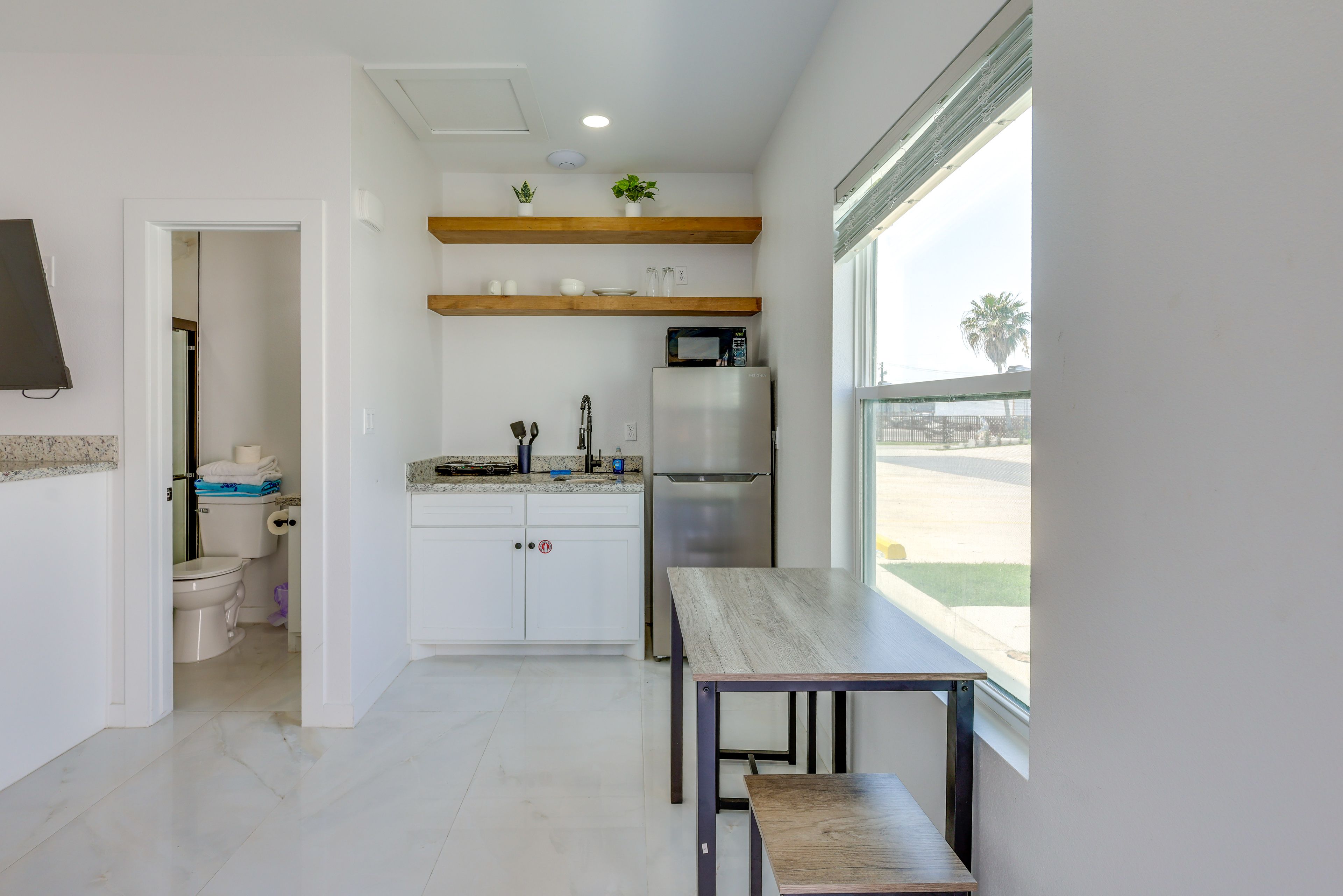 Kitchenette | Dining Table