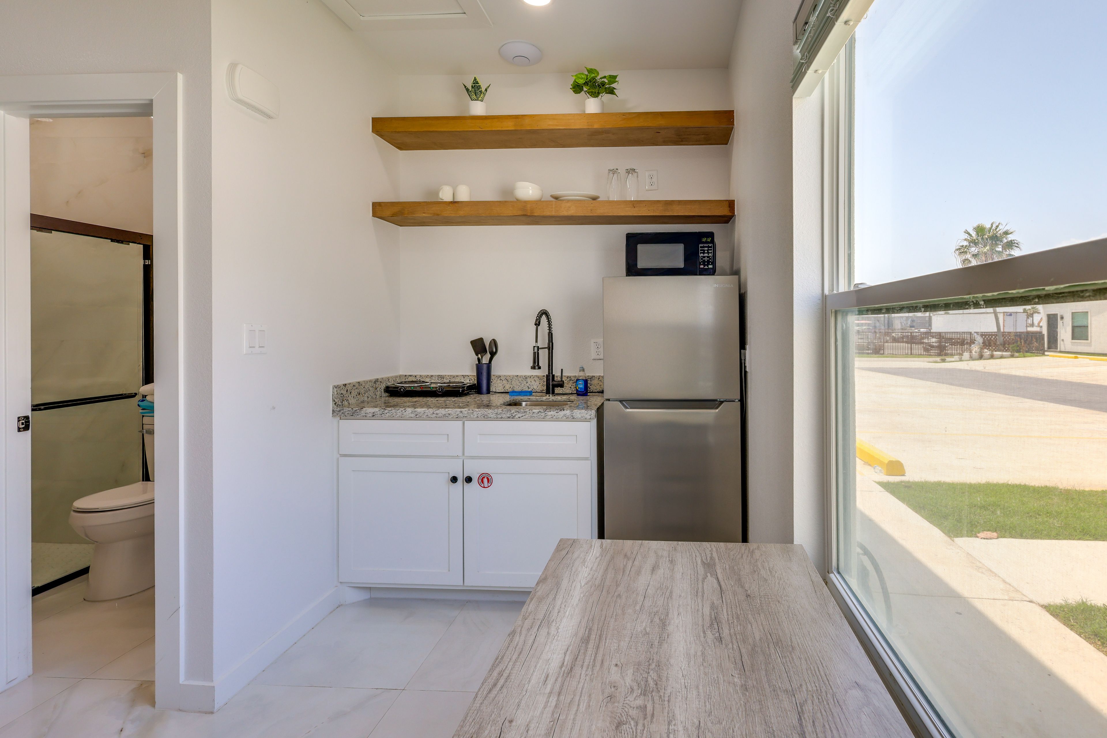 Dining Area | Dishware/Flatware Provided
