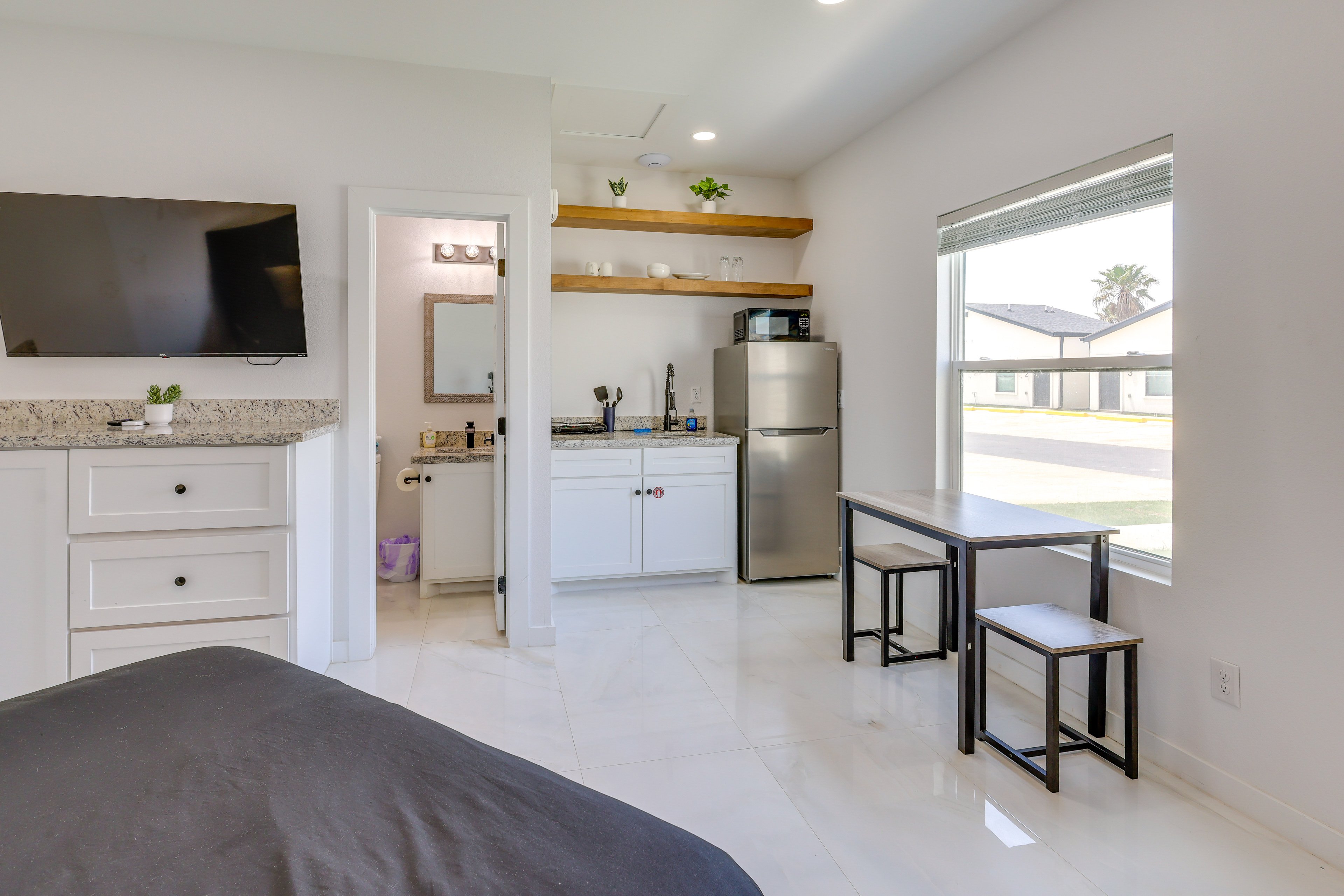 Studio | Queen Bed | Smart TV