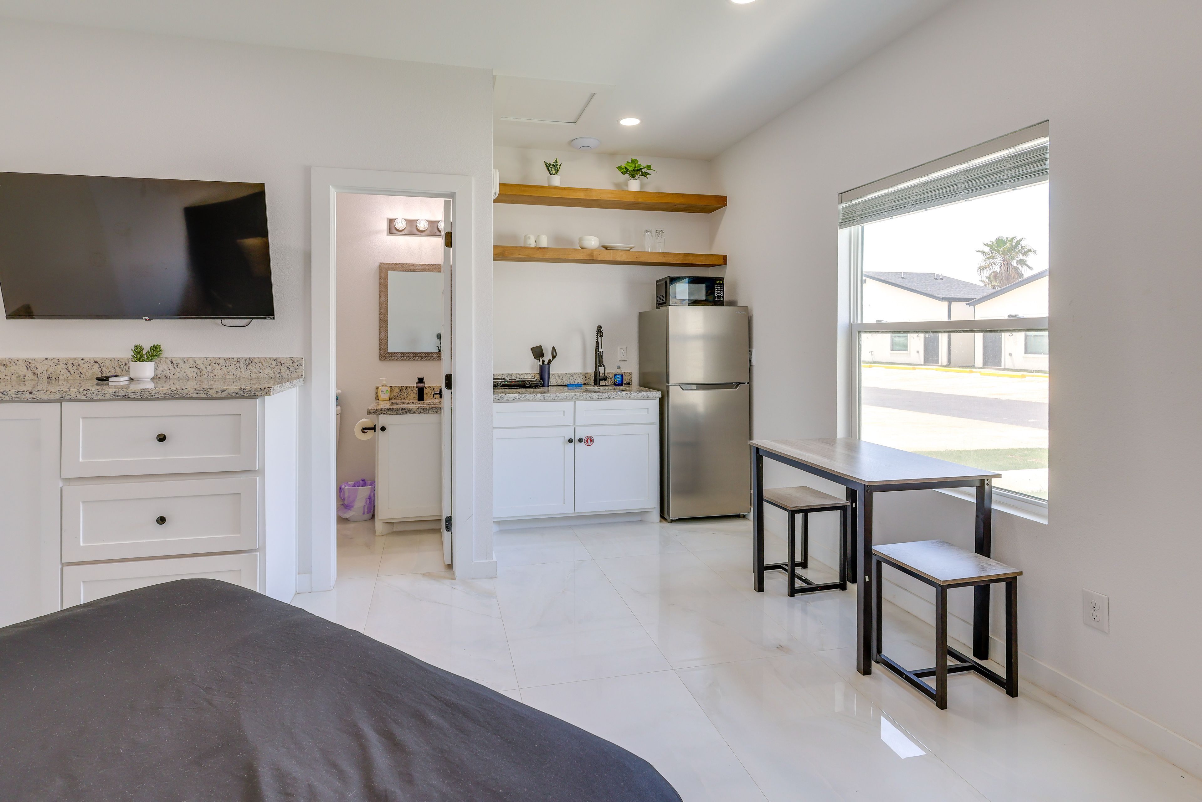 Studio | Queen Bed | Smart TV