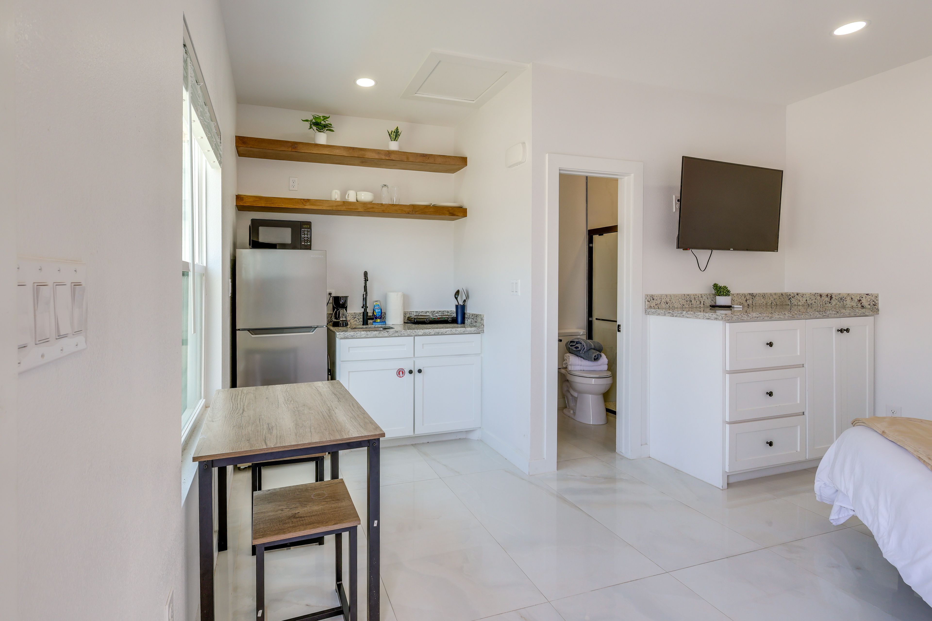 Dining Area | Dishware/Flatware Provided