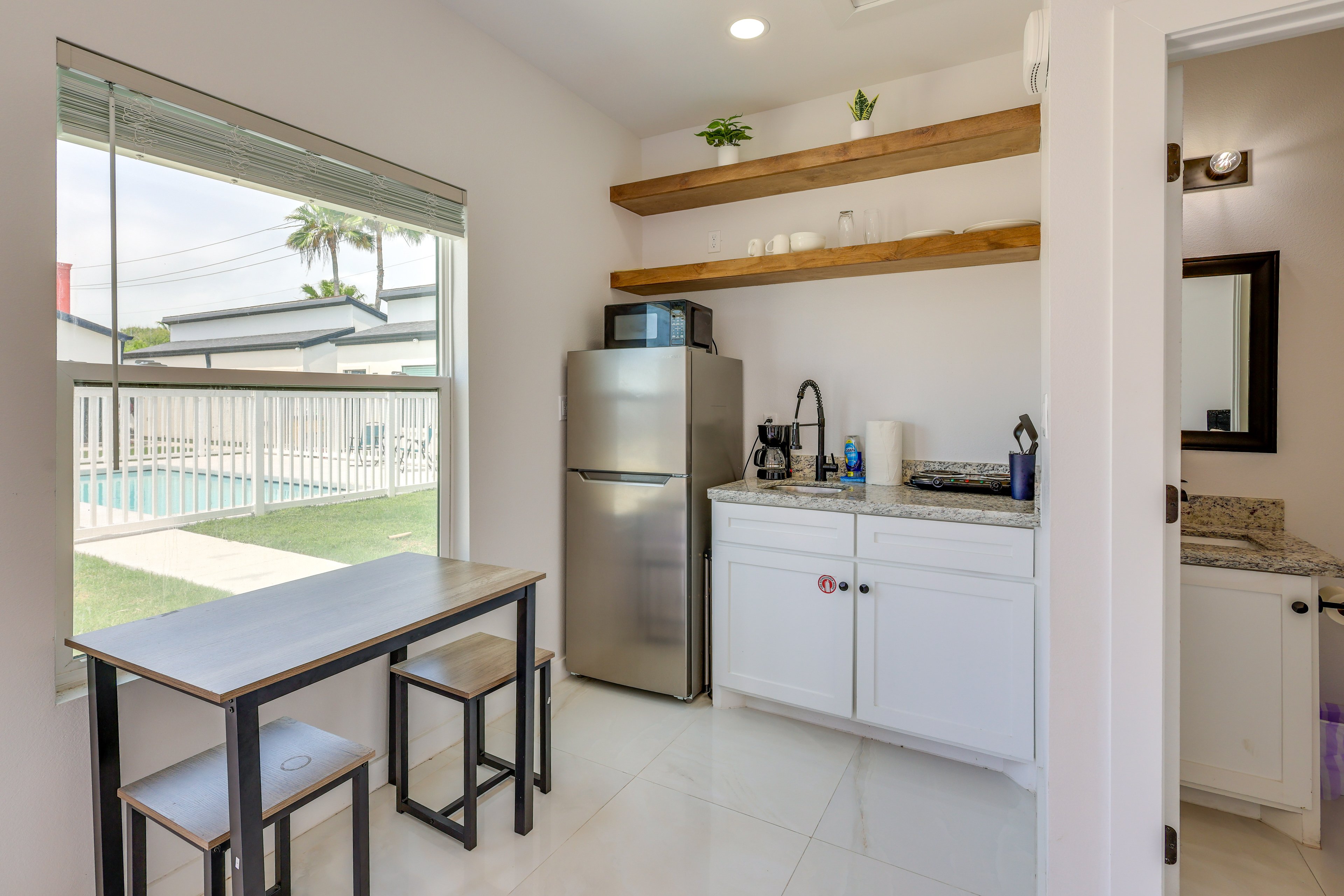 Kitchenette | Dining Table