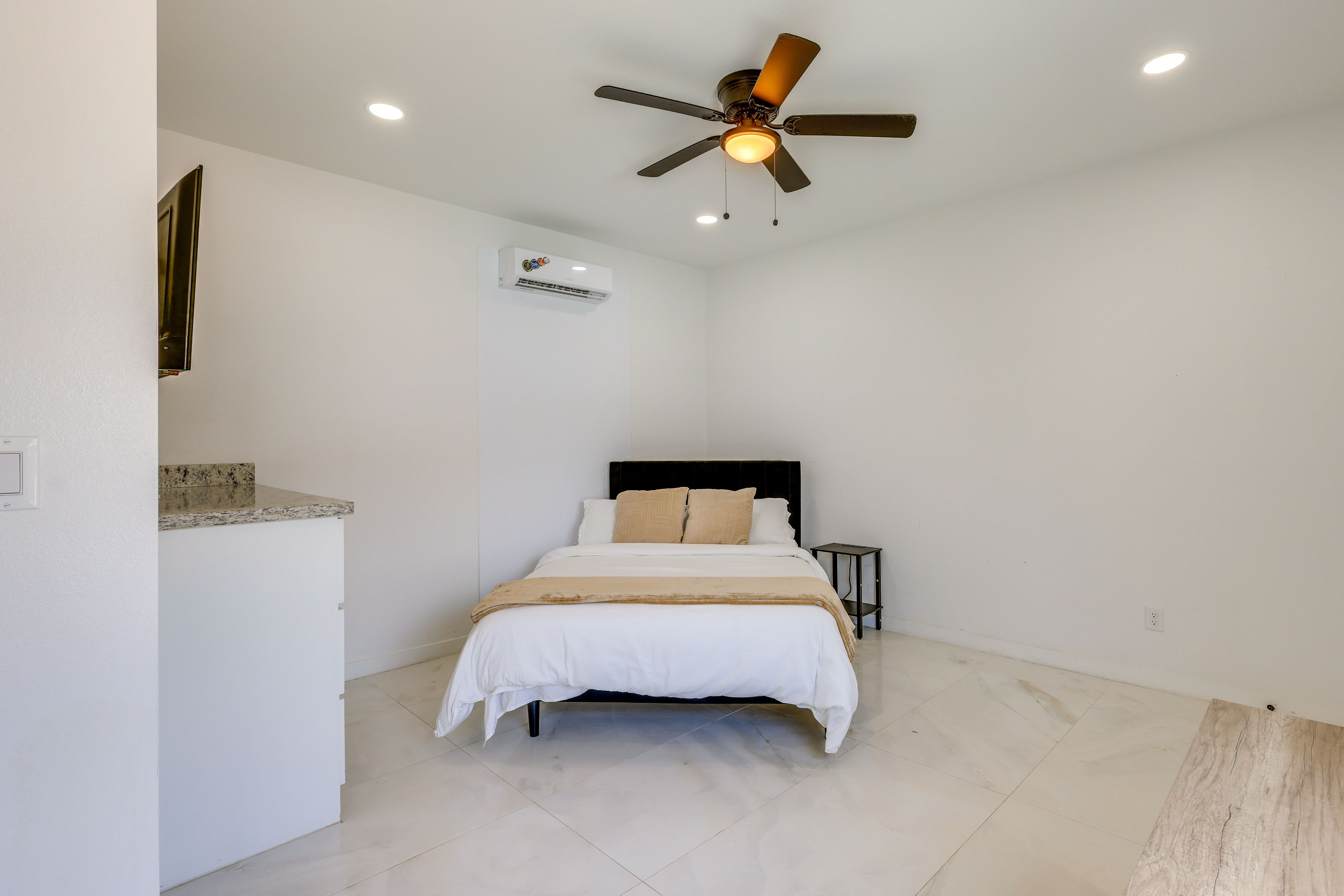 Studio | Queen Bed | Smart TV