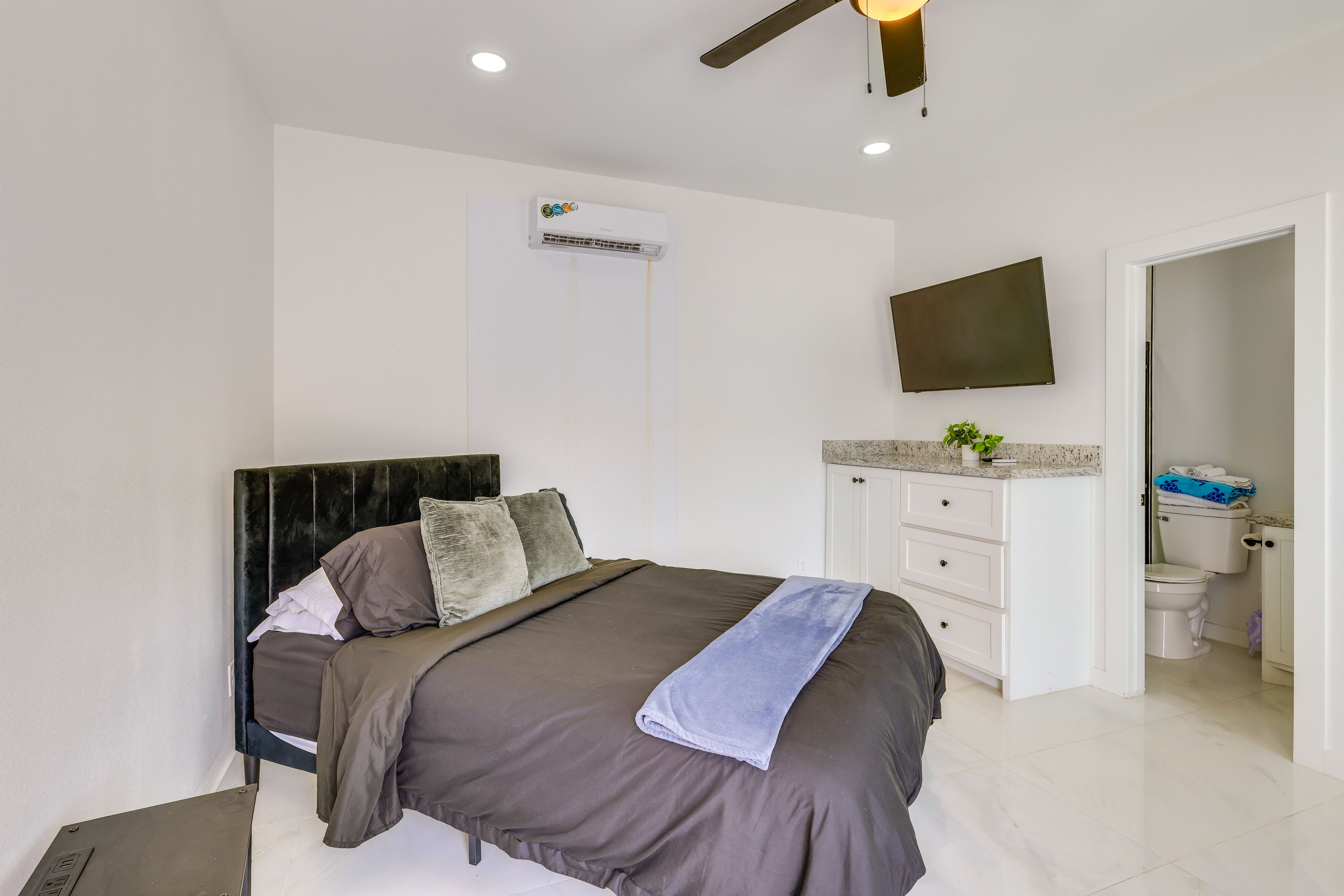 Studio | Queen Bed | Smart TV