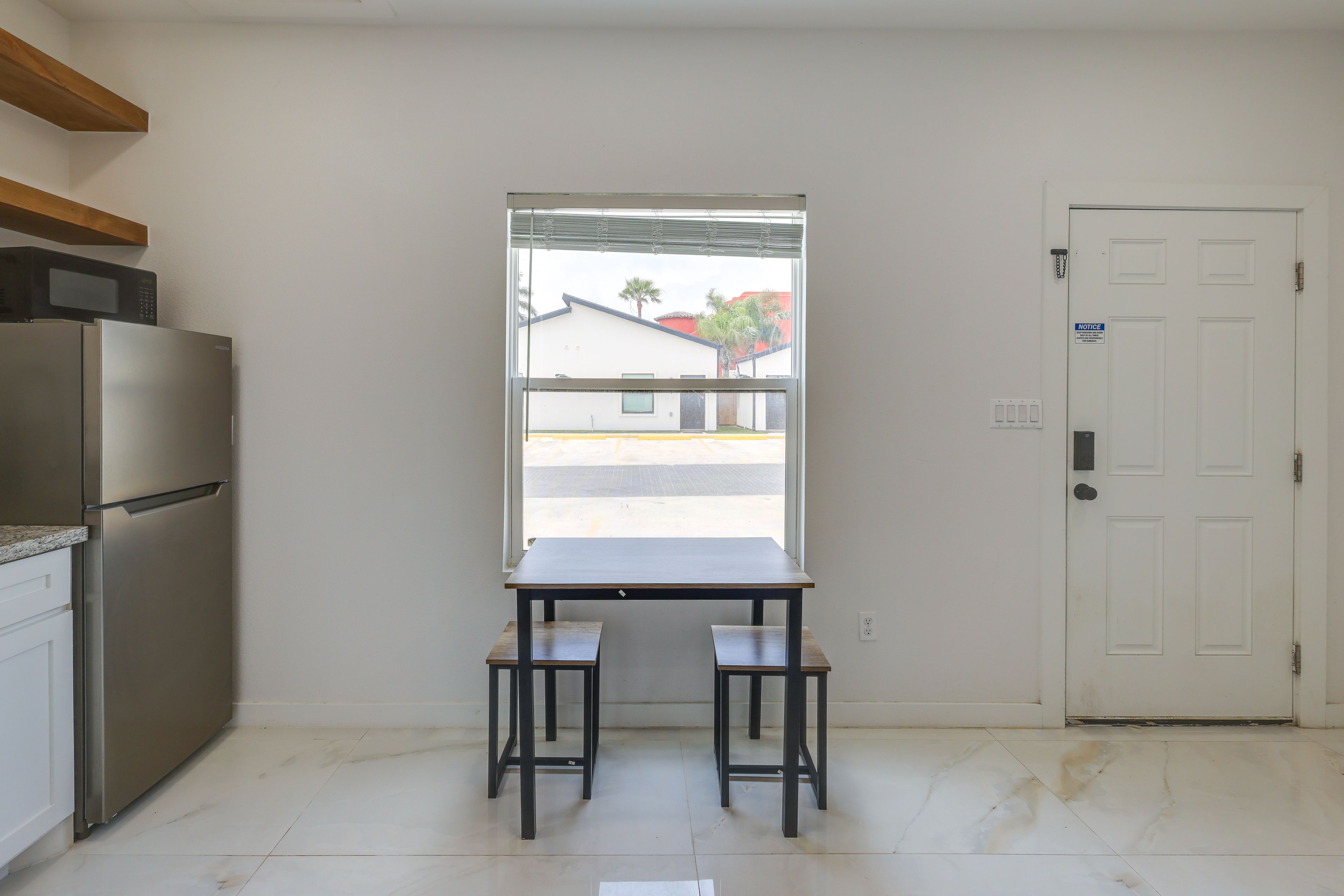 Dining Area | Dishware/Flatware Provided