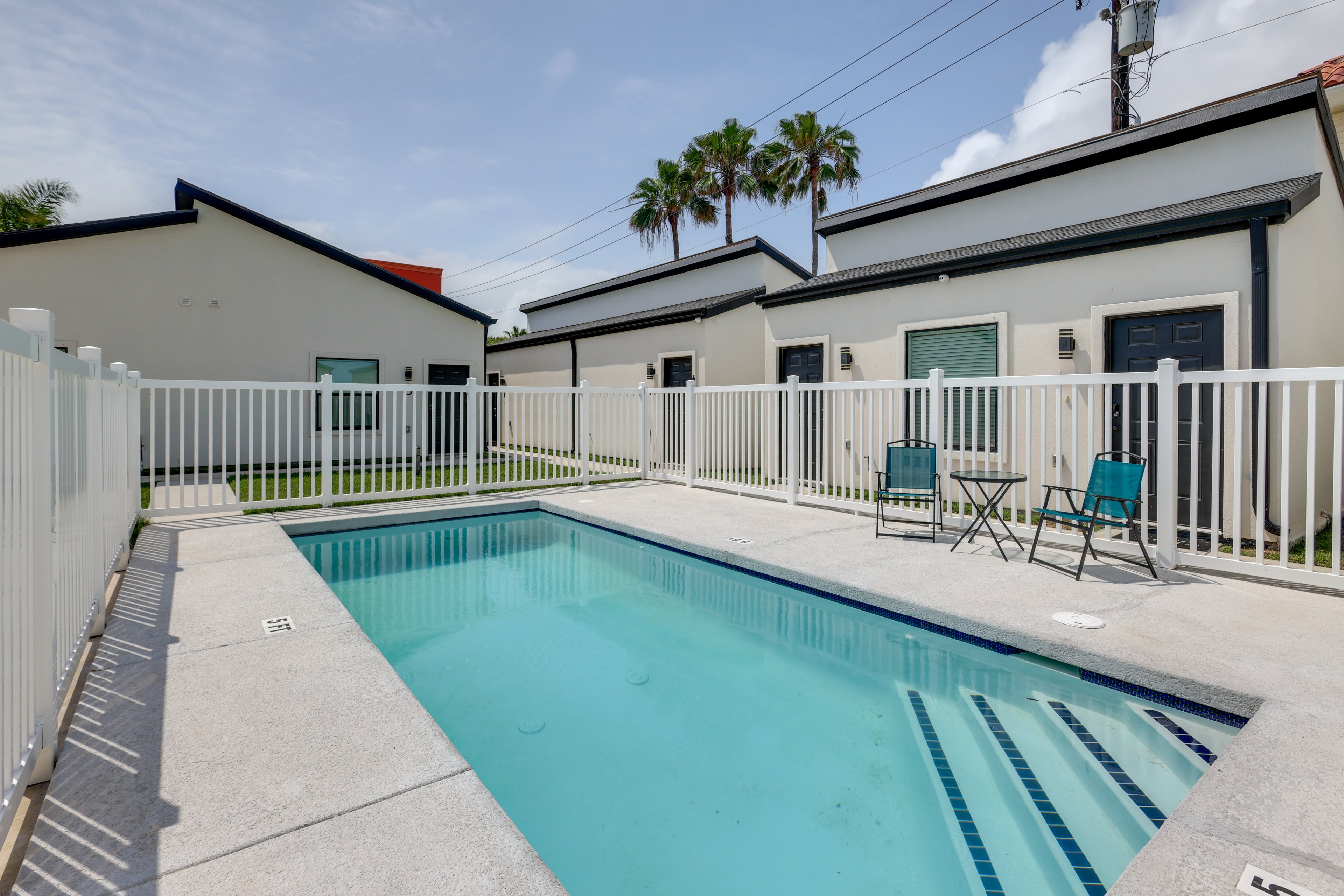 Studios 17 | Community Pool