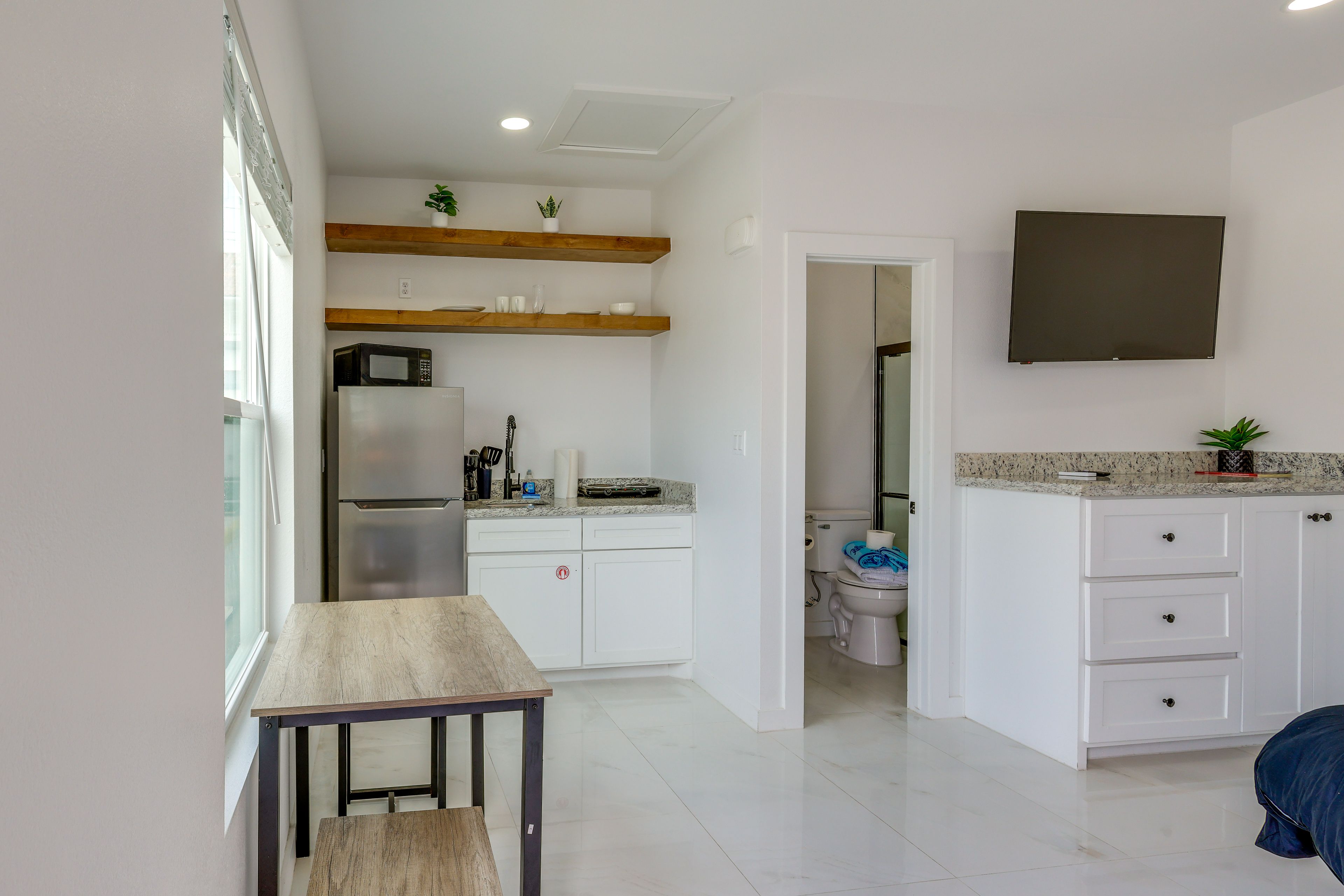 Studio | Queen Bed | Smart TV