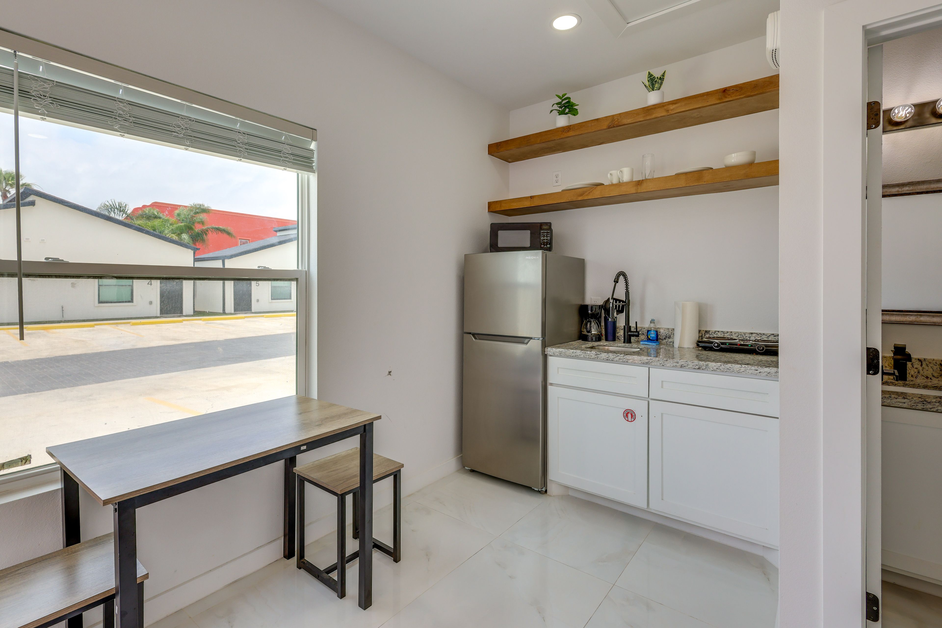Dining Area | Dishware/Flatware Provided