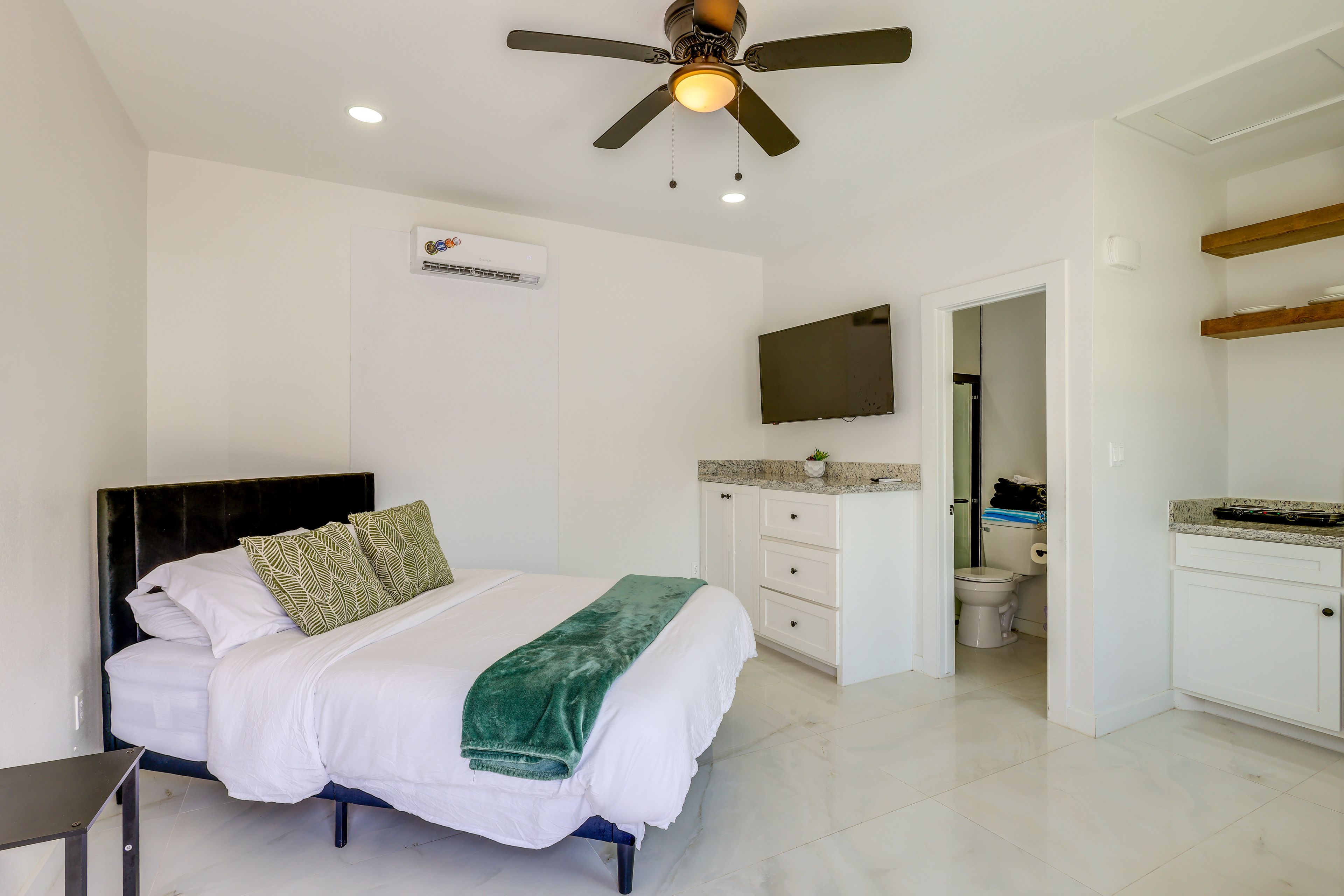 Studio | Queen Bed | Smart TV